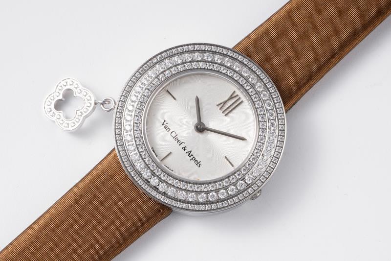 Van Cleef & Arpels 梵克雅宝 的设计特色︰佩带后更显灵动美态 表壳一端的小环系上钻石幸运吊饰 调皮中显雍容