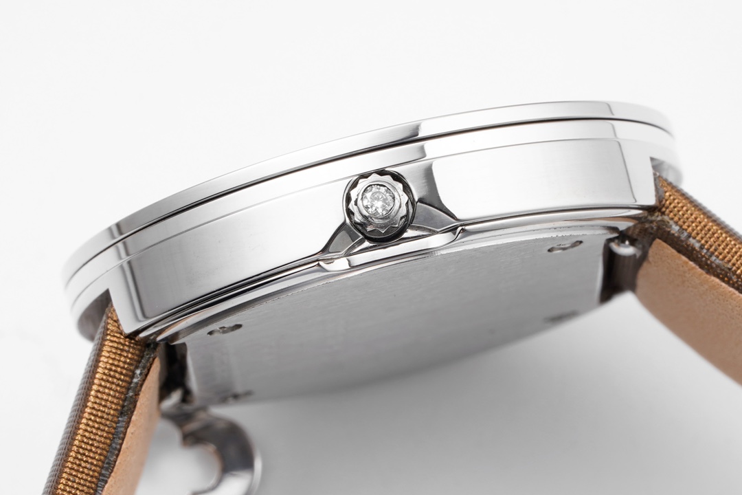 Van Cleef & Arpels 梵克雅宝 的设计特色︰佩带后更显灵动美态 表壳一端的小环系上钻石幸运吊饰 调皮中显雍容