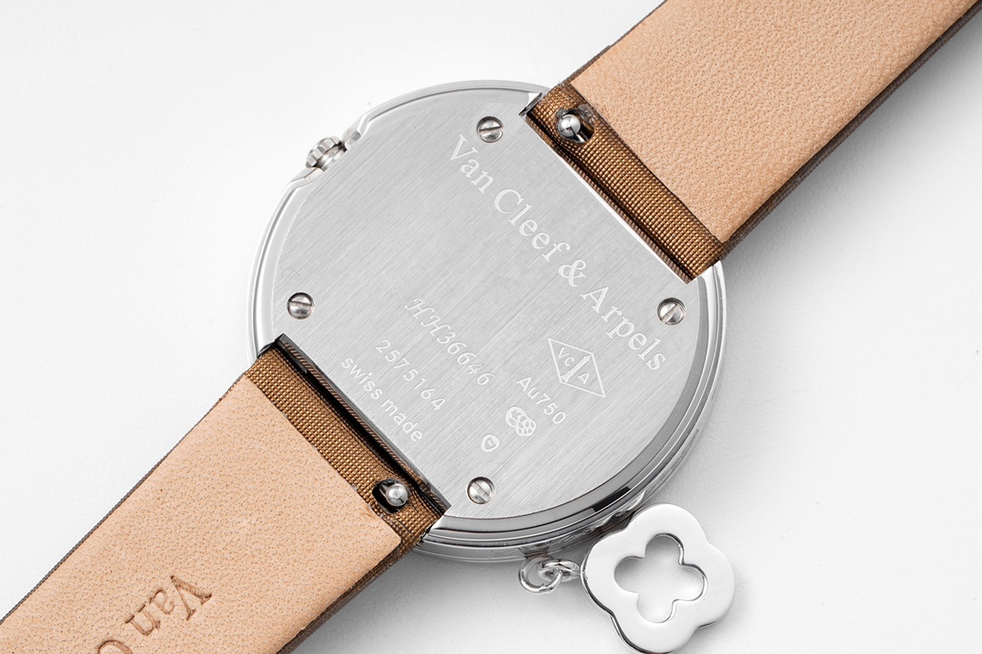 Van Cleef & Arpels 梵克雅宝 的设计特色︰佩带后更显灵动美态 表壳一端的小环系上钻石幸运吊饰 调皮中显雍容