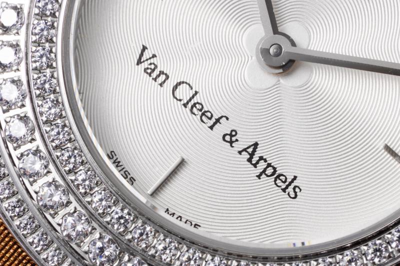 Van Cleef & Arpels 梵克雅宝 的设计特色︰佩带后更显灵动美态 表壳一端的小环系上钻石幸运吊饰 调皮中显雍容