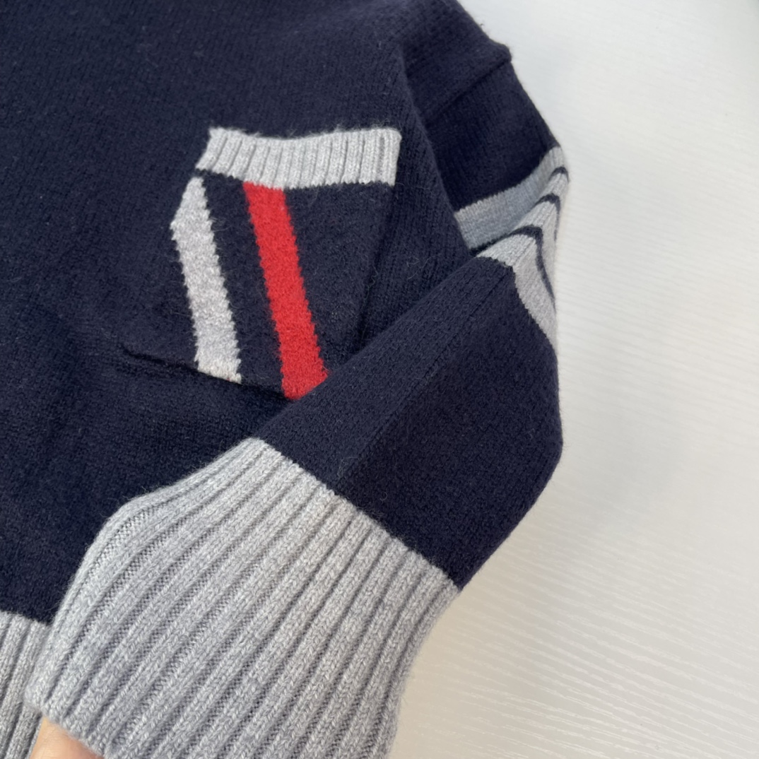 Cozy Autumn Sweater: Classic TB Style, Perfect Fit, Various Sizes Available. - 图片 5