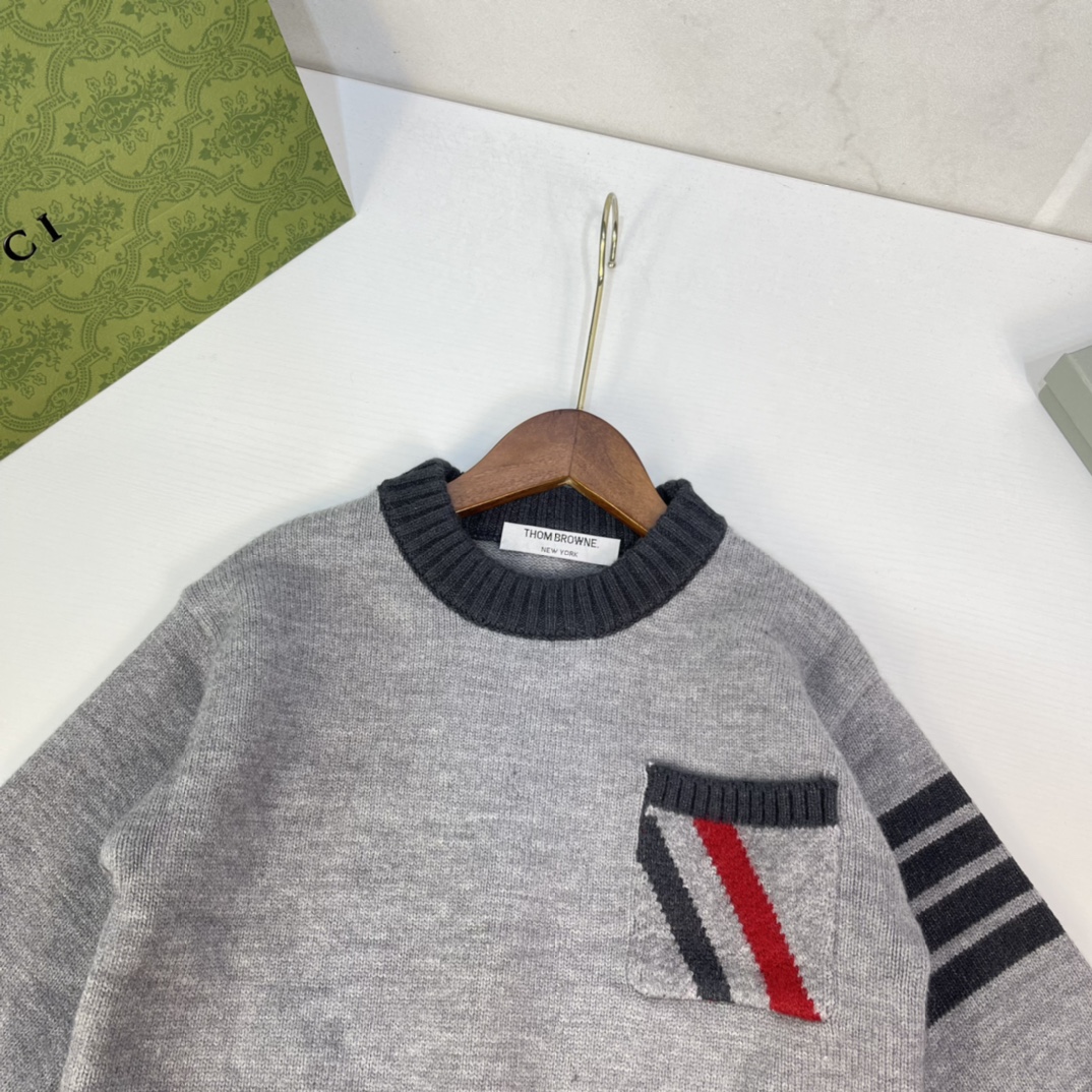 “Cozy Mother-Son Series: Stylish TB Style Clothing for Adults, Various Sizes Available” - 图片 3