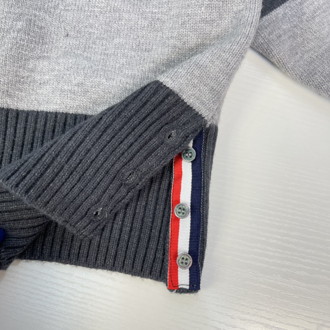 “Cozy Mother-Son Series: Stylish TB Style Clothing for Adults, Various Sizes Available” - 图片 6