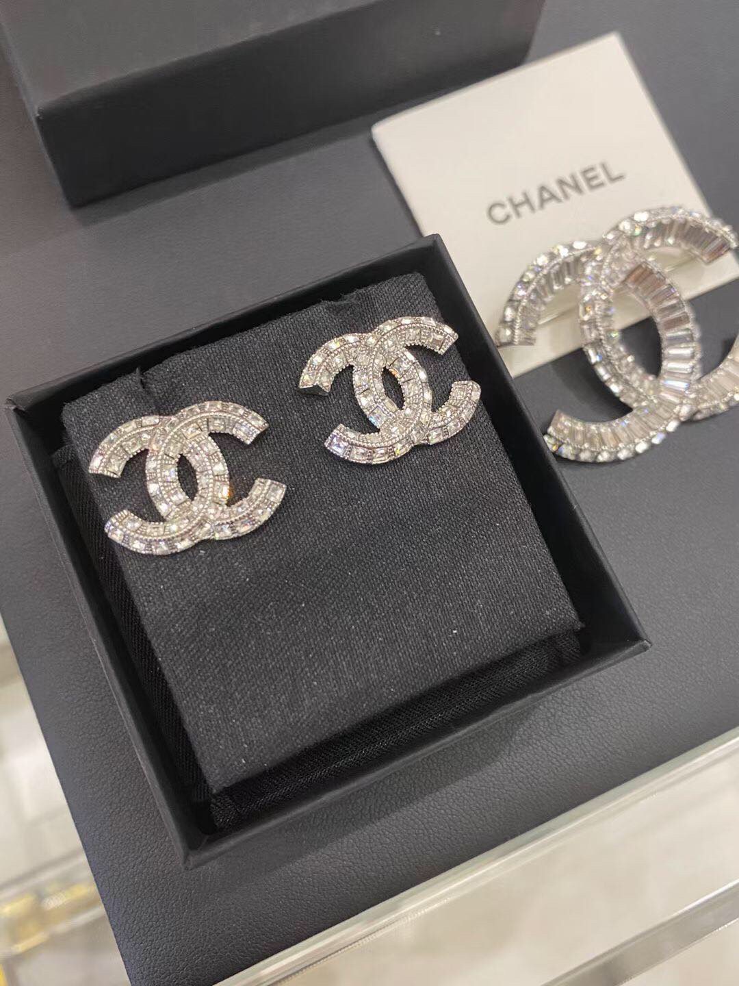 NO:104031,80 earrings 80 brooch Xiaoxiang Chanel square drill earrings brooch set, Chanel earrings Chanel brooch, chanel, chanel, brooch, breastpin1986090980耳钉80胸针 小香Chanel方钻耳钉胸针套装,香奈儿耳钉香奈儿胸针,chanel,chanel,brooch，breastpin,Jewelry