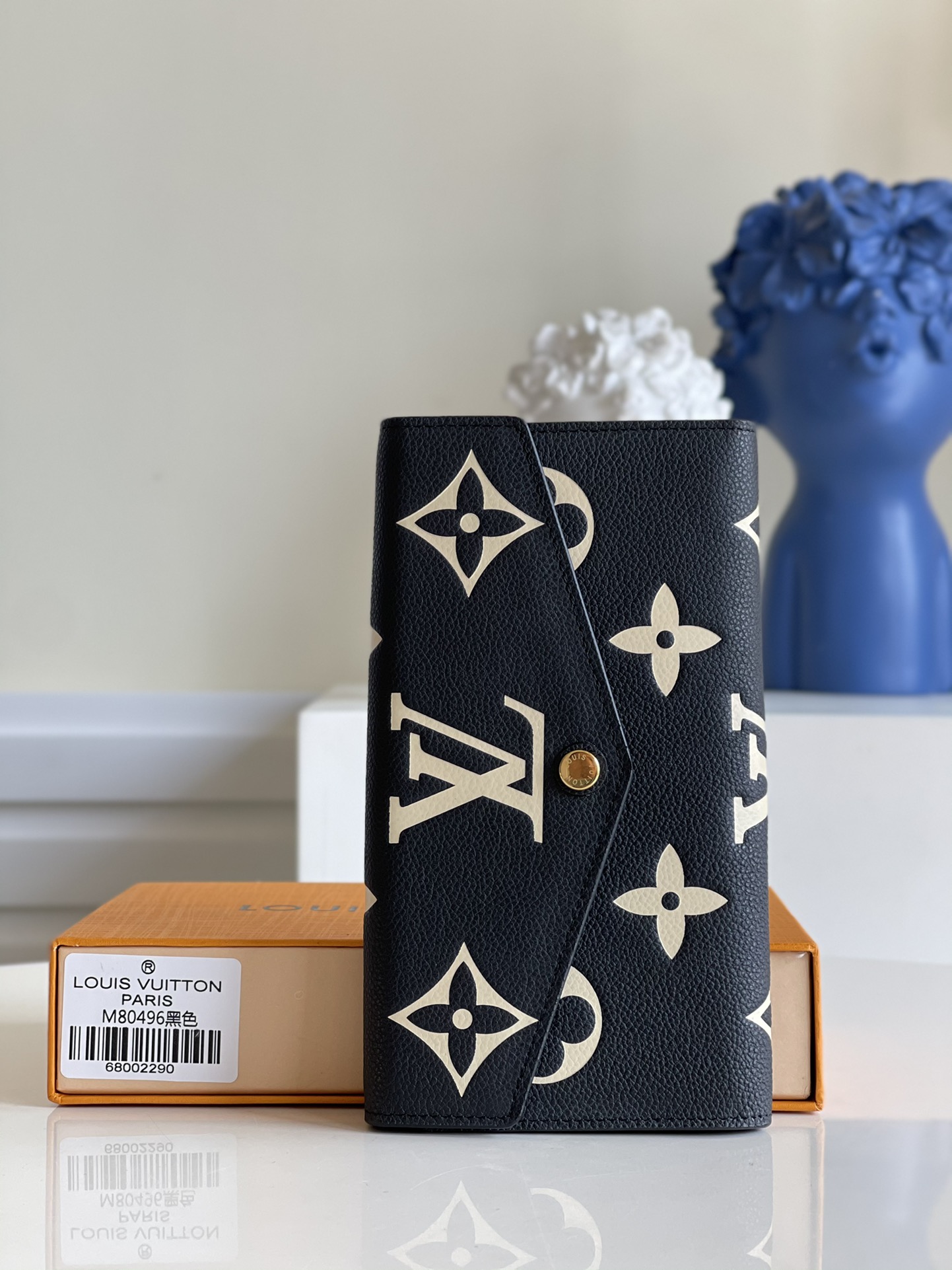 NO:397663,【Exclusive real photo M80496 black】SARAH wallet This envelope wallet is made of Monogram Empreinte leather depicted by Monogram print. The interior design is exquisite and unique, with various pockets and credit card slots. Detailed features 19 x 10.5 x 2.5 cm A.,LV [original leather],louis vuitton19860909【独家实拍M80496黑】SARAH 钱夹这款信封式钱夹以Monogram Empreinte 皮革描绘 Monogram 印花制成,内部设计精巧独特,拥有各种口袋和信用卡槽.详细特征 19 x 10.5 x 2.5 厘米 A.,LV【原厂皮】,louis vuitton,Bag