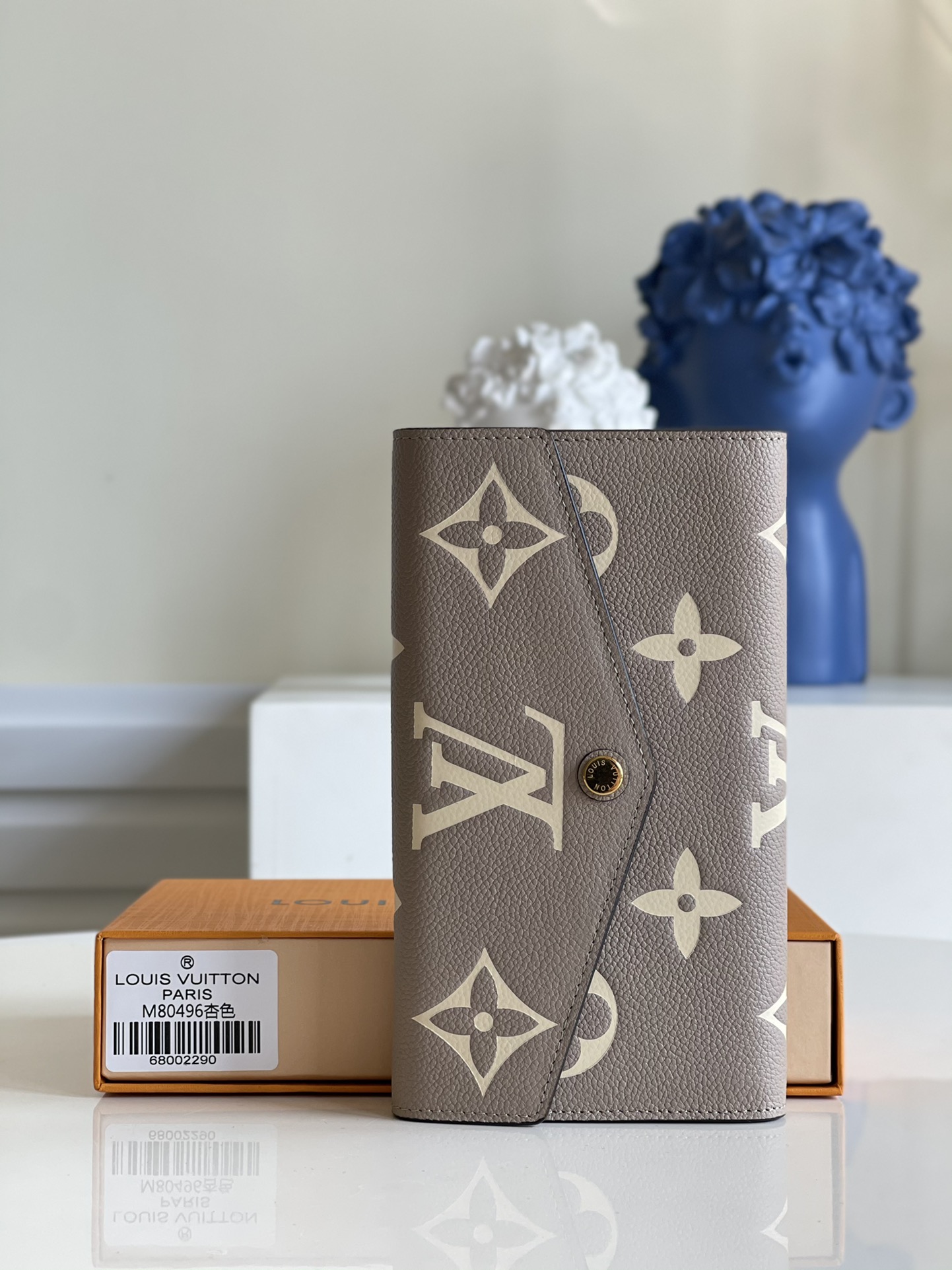 NO:397666,【Exclusive real photo M80496 apricot】SARAH wallet This envelope wallet is made of Monogram Empreinte leather depicted by Monogram print. The interior design is exquisite and unique, with various pockets and credit card slots. Detailed features 19 x 10.5 x 2.5 cm A.,LV [original leather],louis vuitton19860909【独家实拍M80496杏】SARAH 钱夹这款信封式钱夹以Monogram Empreinte 皮革描绘 Monogram 印花制成,内部设计精巧独特,拥有各种口袋和信用卡槽.详细特征 19 x 10.5 x 2.5 厘米 A.,LV【原厂皮】,louis vuitton,Bag