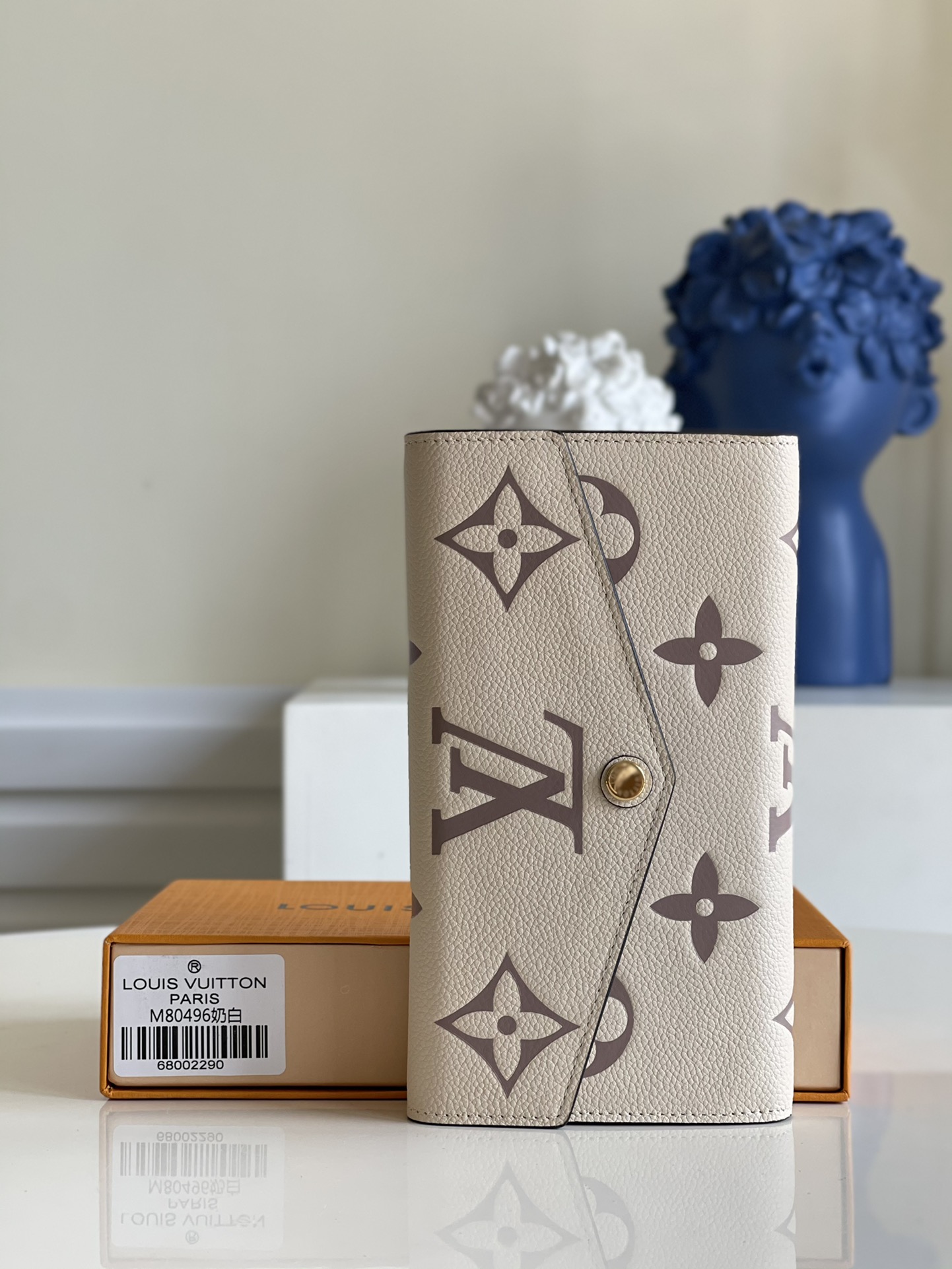 NO:397667,【Exclusive real photo M80496 white】SARAH wallet This envelope wallet is made of Monogram Empreinte leather depicted by Monogram print. The interior design is exquisite and unique, with various pockets and credit card slots. Detailed features 19 x 10.5 x 2.5 cm A.,LV [original leather],louis vuitton19860909【独家实拍M80496白】SARAH 钱夹这款信封式钱夹以Monogram Empreinte 皮革描绘 Monogram 印花制成,内部设计精巧独特,拥有各种口袋和信用卡槽.详细特征 19 x 10.5 x 2.5 厘米 A.,LV【原厂皮】,louis vuitton,Bag