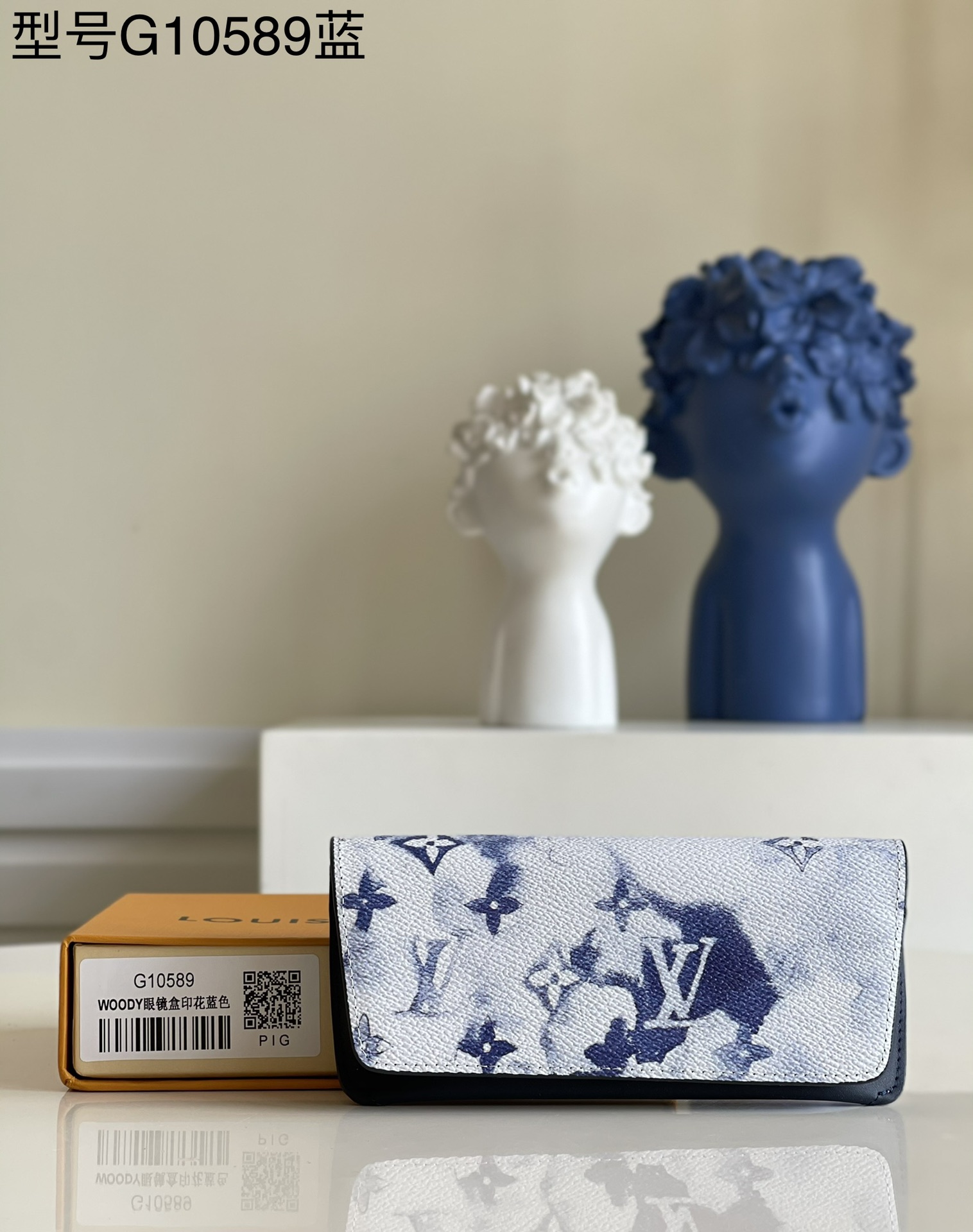 NO:397669,[Exclusive real-life model G10589] This Woody glasses box has a bright shape, practical function and is suitable for daily use. As a new work in the summer series, it is decorated with watercolor patterns, echoing one of the themes of the accessories and leather goods series. The storage bag is made of calf leather and Monogram canvas, and the light structure makes it easy to carry. Detailed features 16.5 x 7.5 x 3 cm I., LV [original leather], louis vuitton, cowhide19860909【独家实拍型号G10589】本款 Woody 眼镜盒造型亮眼,功能实用,适合日常使用.作为 夏季系列的新作,饰有水彩图案,与配饰与皮具系列的主题之一相呼应.收纳袋由小牛皮与 Monogram 帆布制成,轻盈构造令其便于携带. 详细特征16.5 x 7.5 x 3 厘米 I.,LV【原厂皮】,louis vuitton,cowhide,Bag