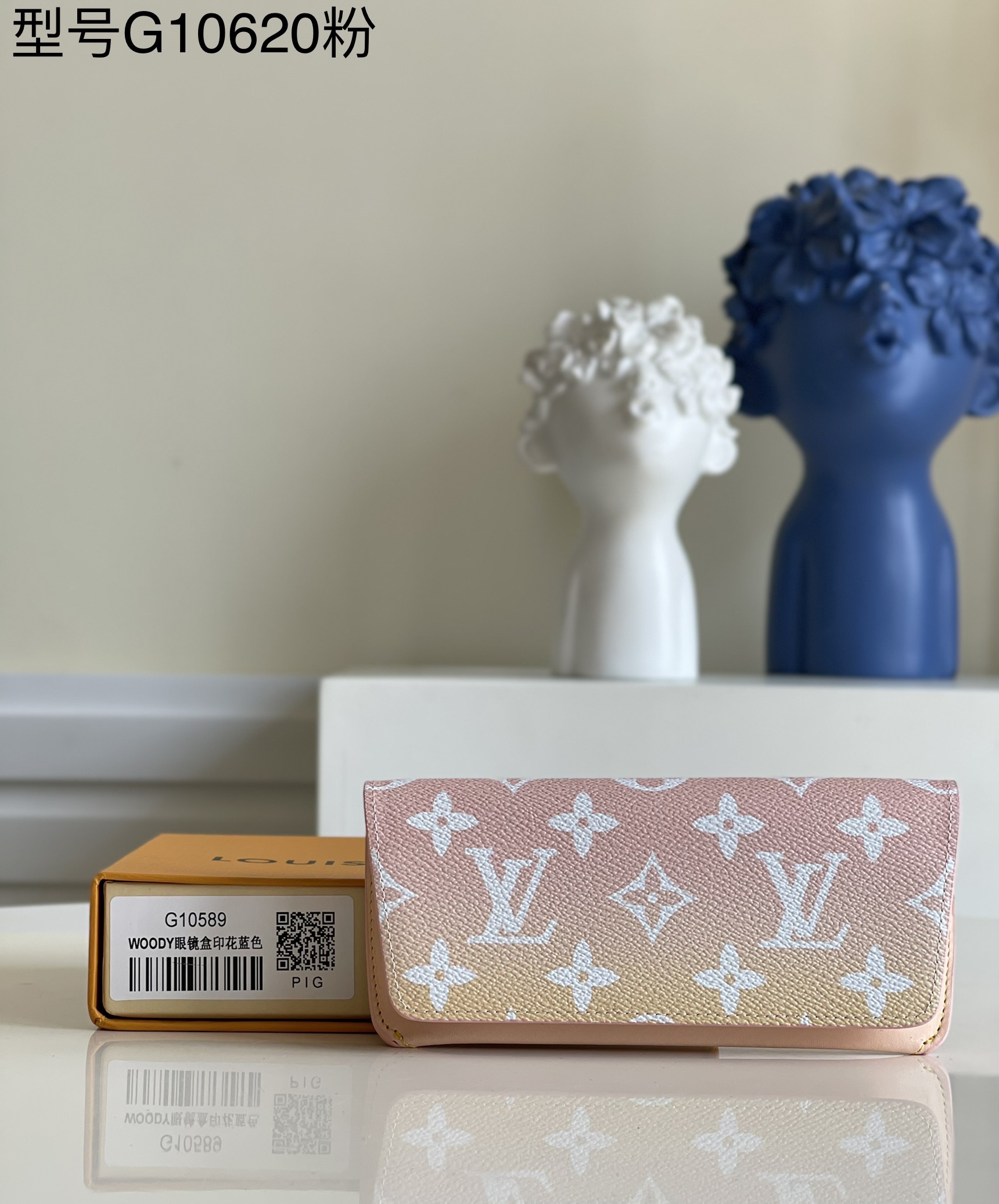 NO:397671,[Exclusive real shot G10620] In the spring and summer series, this Woody glasses box is decorated with bright gradient patterns, echoing the gradient theme of fabric, leather goods and accessories series. The Monogram canvas outer layer is paired with natural cowhide. It is light and charming, with a deep modern temperament, and is easy to store glasses. Detailed features 16.5 x 7.5 x 3 cm I., LV [original leather], louis vuitton, cowhide19860909【独家实拍G10620】 春夏系列中,本款 Woody 眼镜盒点缀明快的渐变色图案,与织物、皮具与配饰系列的渐变色主题相呼应.Monogram 帆布外层搭配天然牛皮饰边.轻盈可人,深具现代气质,便于收纳眼镜. 详细特征16.5 x 7.5 x 3 厘米 I.,LV【原厂皮】,louis vuitton,cowhide,Bag