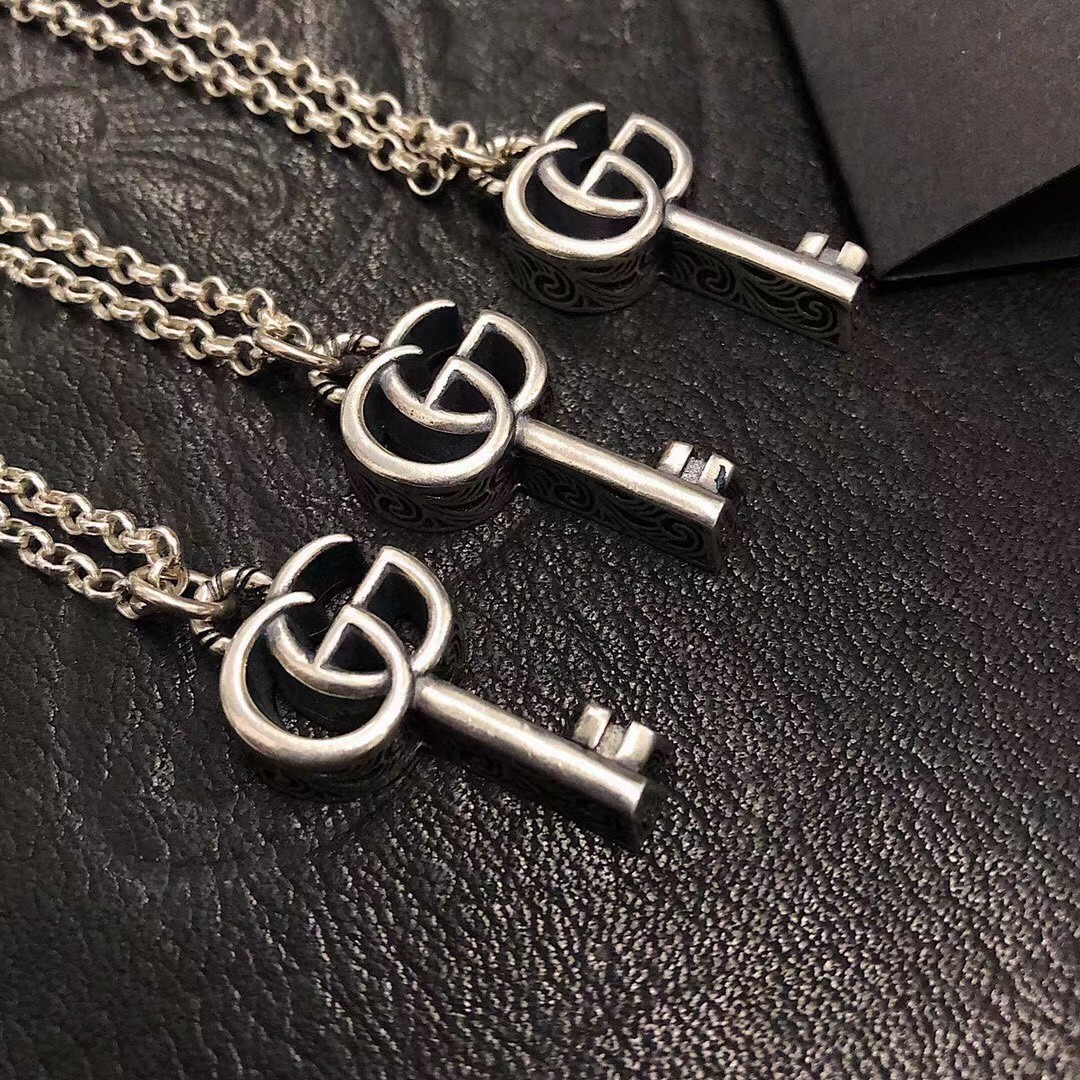 NO:104577,*Sterling silver plated black and old, arabesque engraving, double G shape key pendant necklace, double pattern on the front, Arabic pattern on the back, upper body effect is versatile, Gucci necklace, gucci, necklace, pure silver19860909*纯银镀黑做旧 蔓藤雕刻 双G造型钥匙吊坠项链 正面是双图案 背面阿拉伯式花纹刻花 上身效果跟百搭,古驰项链,gucci,necklace,pure silver,Jewelry