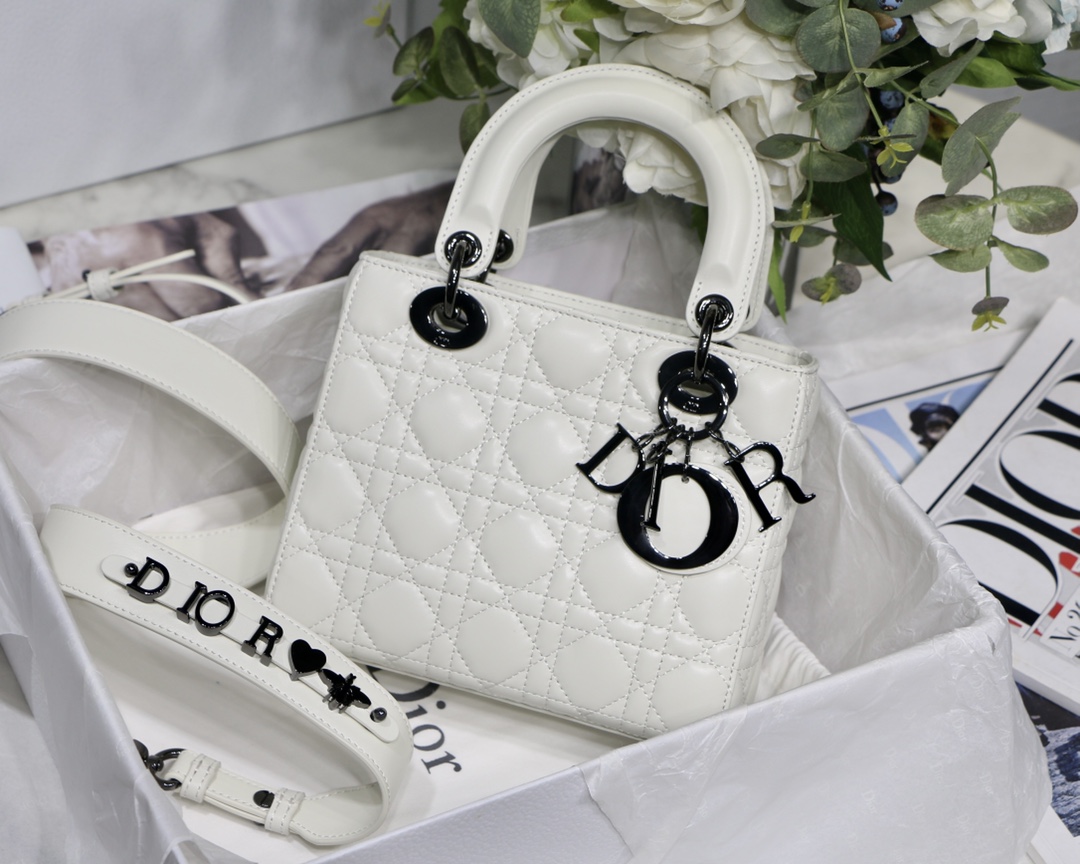 Sac DIOR Lady Dior blanc crème, quincaillerie couleur canon, badges, bandoulière large
