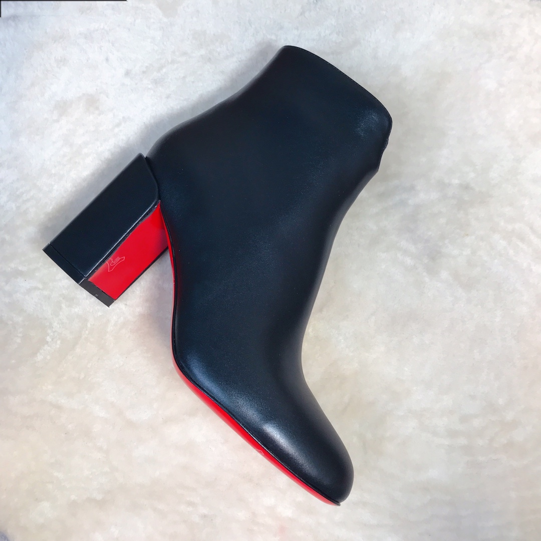 NO:337010,High-end customized autumn and winter boot series!  H8.5Cm, size 35-42.31-09 black cowhide. Official website synchronization Standard European code Reference:31-09 Color:black Material:cowhide Lining:goat leather Heel height:8.5Cm Sole:leather sole Size:EUR 35-42 (US 4-11):,,christian louboutin,boots,cowhide19860909高端订制一秋冬靴系列！ H8.5Cm,尺码35-42码.31-09黑牛皮.官网同步 标准欧码 Reference:31-09 Color:black Material:cowhide Lining:goat leather Heel heigh:8.5Cm Sole:leather sole Size:EUR 35－42（US 4一11) :,,christian louboutin,boots,cowhide,Women's Shoes