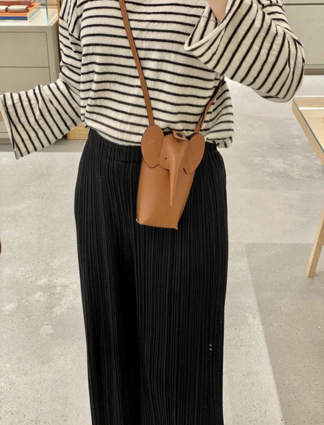 Loewe罗意威 小象手机包 0557棕色