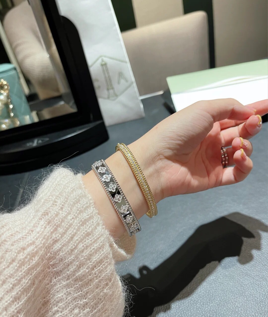 NO:633001,Kaleidoscope Bracelet Matching Demonstration This will not be cheap as long as it is made ~ the accessories are all installed and not formed in one piece. The unsatisfactory workmanship is better than not wearing it. It is not customized with real gold, but I want to give you the best experience,,bracelet,Cardia high-end jewelry19860909万花筒手镯 搭配示范 这款只要做出来就不会便宜～配件都是安装上去的,并非一体成型. 差强人意的做工还不如不戴呢 非真金定制,也要给你们最好的体验,,bracelet,卡迪亚高端饰品,Jewelry