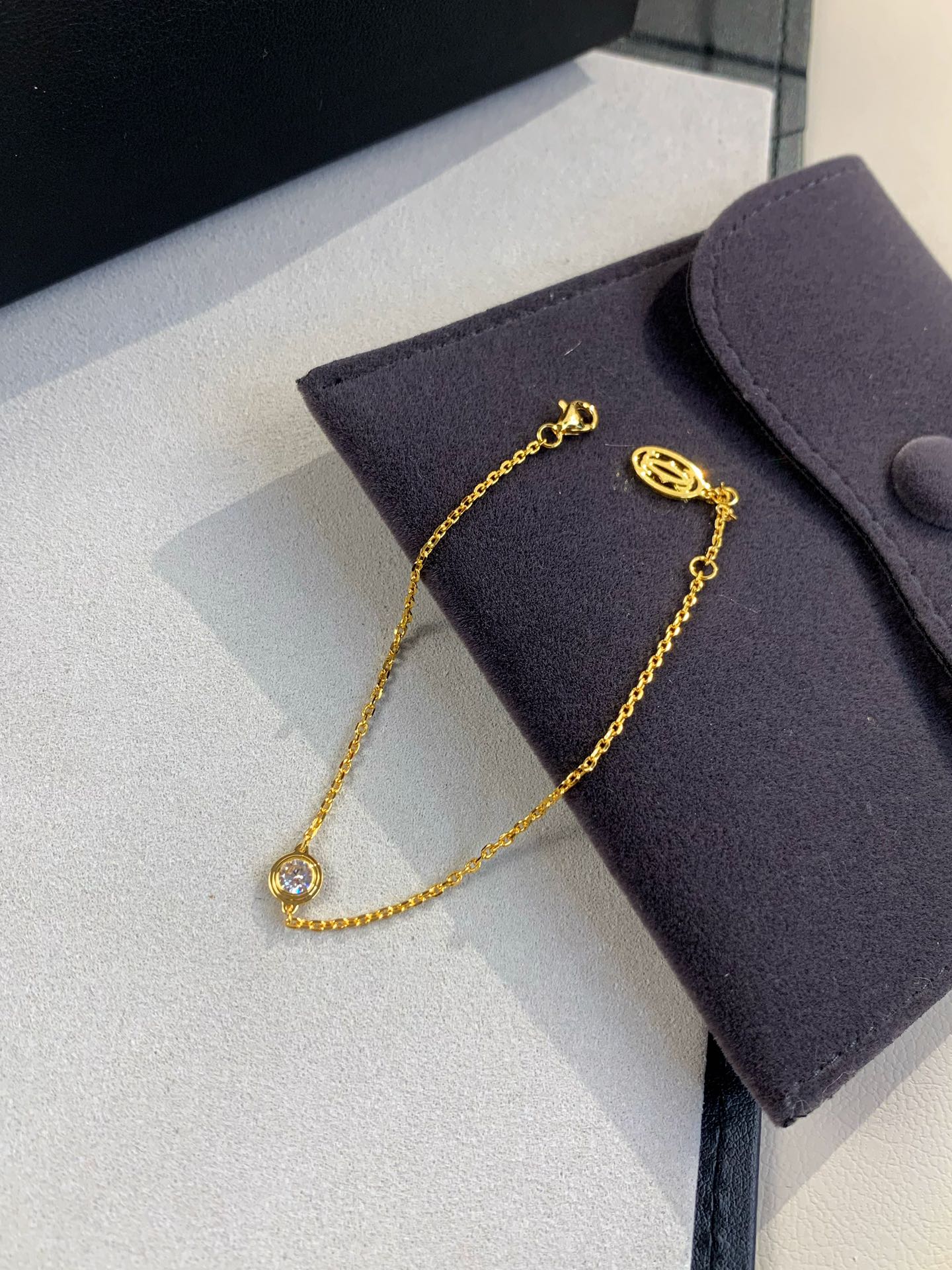 
love系列diamants legers单钻手链
俗称小飞碟单钻手链！爱啦！
🛸手链超级bling 