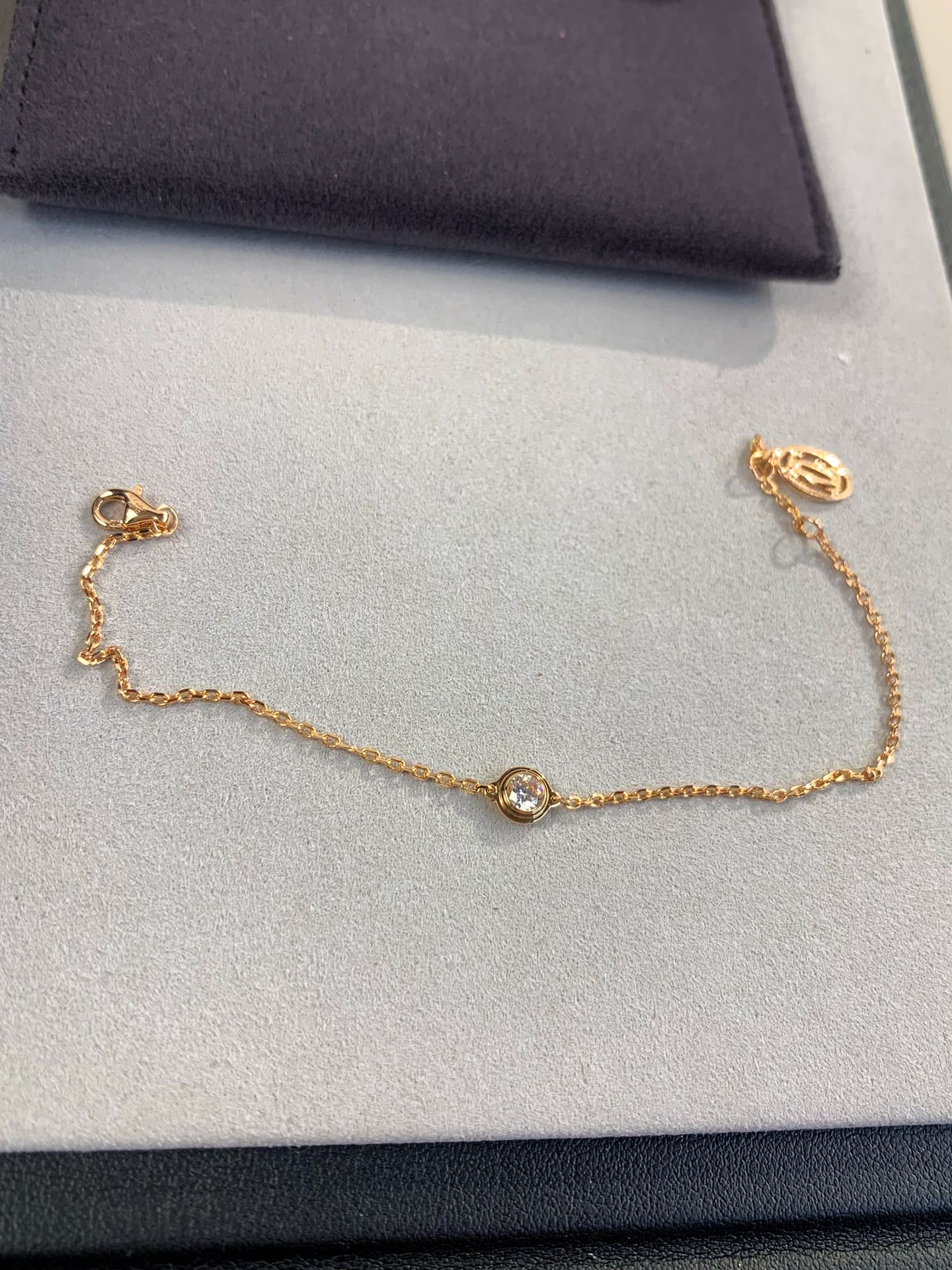 
love系列diamants legers单钻手链
俗称小飞碟单钻手链！爱啦！
🛸手链超级bling 
