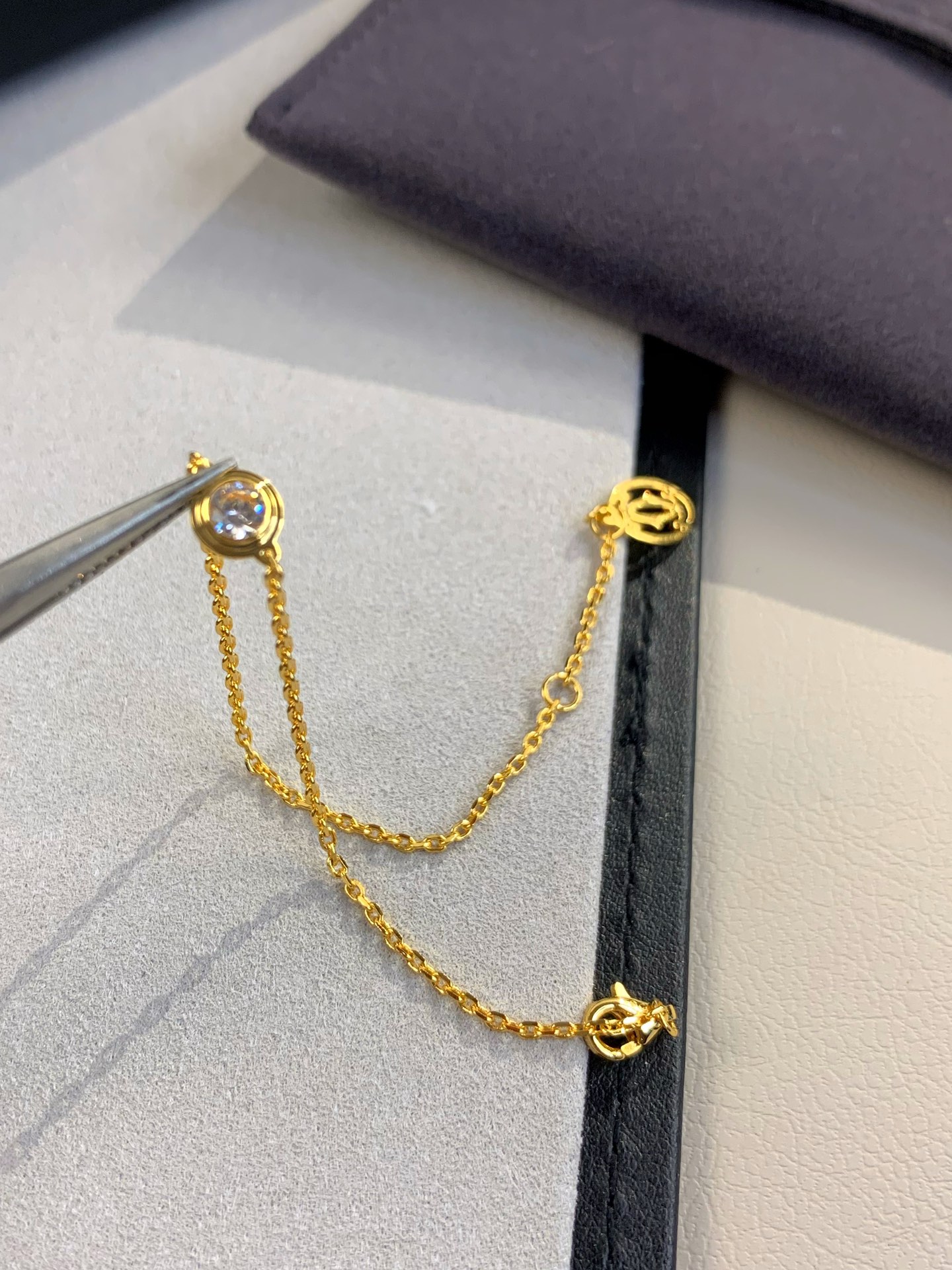 
love系列diamants legers单钻手链
俗称小飞碟单钻手链！爱啦！
🛸手链超级bling 