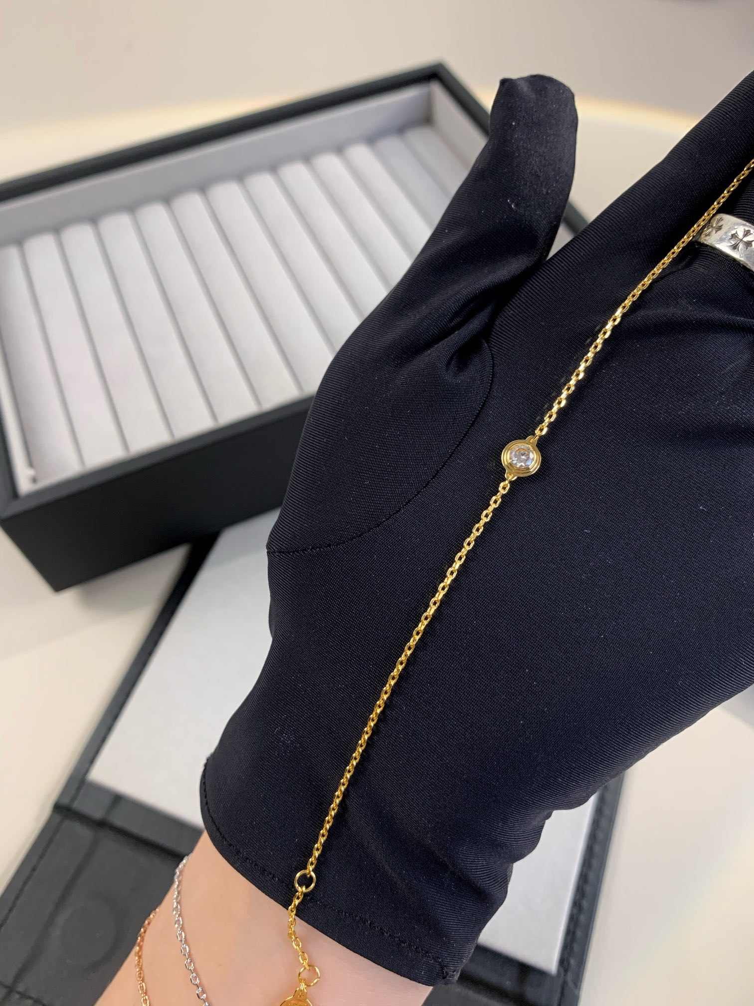 
love系列diamants legers单钻手链
俗称小飞碟单钻手链！爱啦！
🛸手链超级bling 