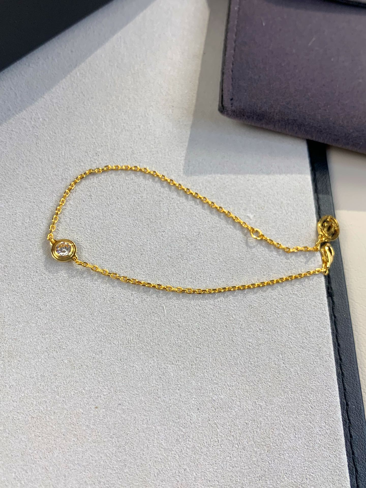 
love系列diamants legers单钻手链
俗称小飞碟单钻手链！爱啦！
🛸手链超级bling 