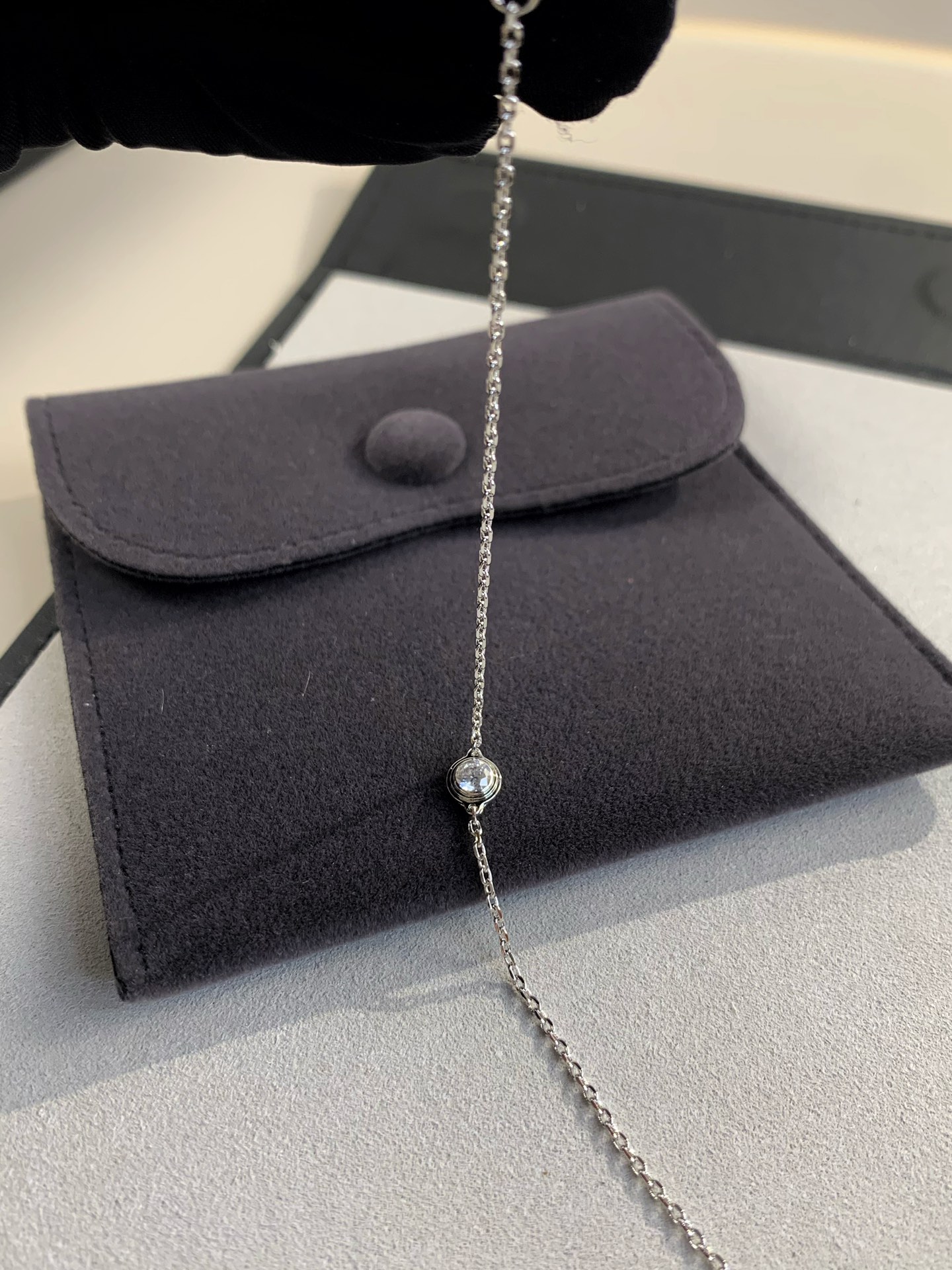 
love系列diamants legers单钻手链
俗称小飞碟单钻手链！爱啦！
🛸手链超级bling 