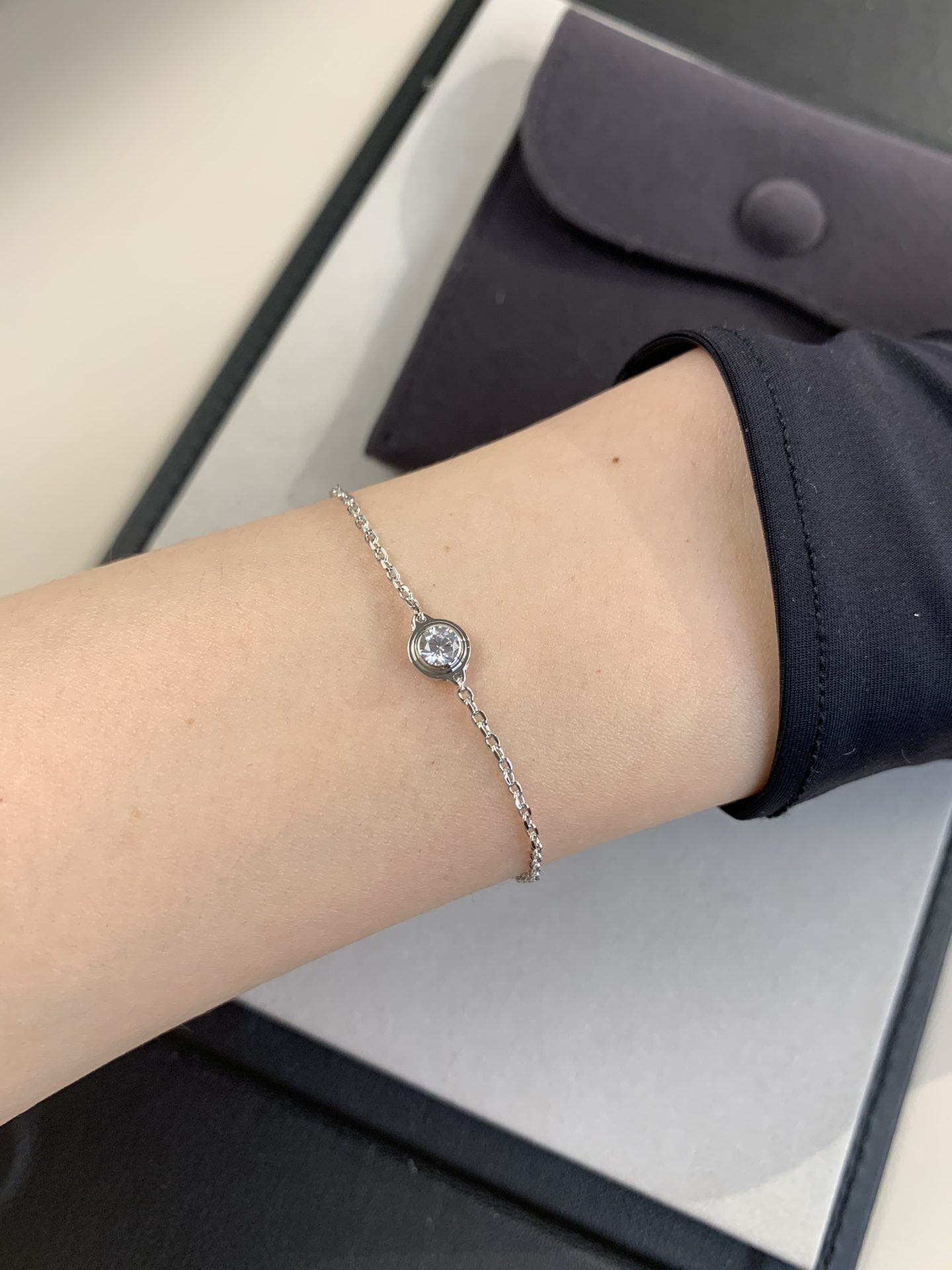 
love系列diamants legers单钻手链
俗称小飞碟单钻手链！爱啦！
🛸手链超级bling 