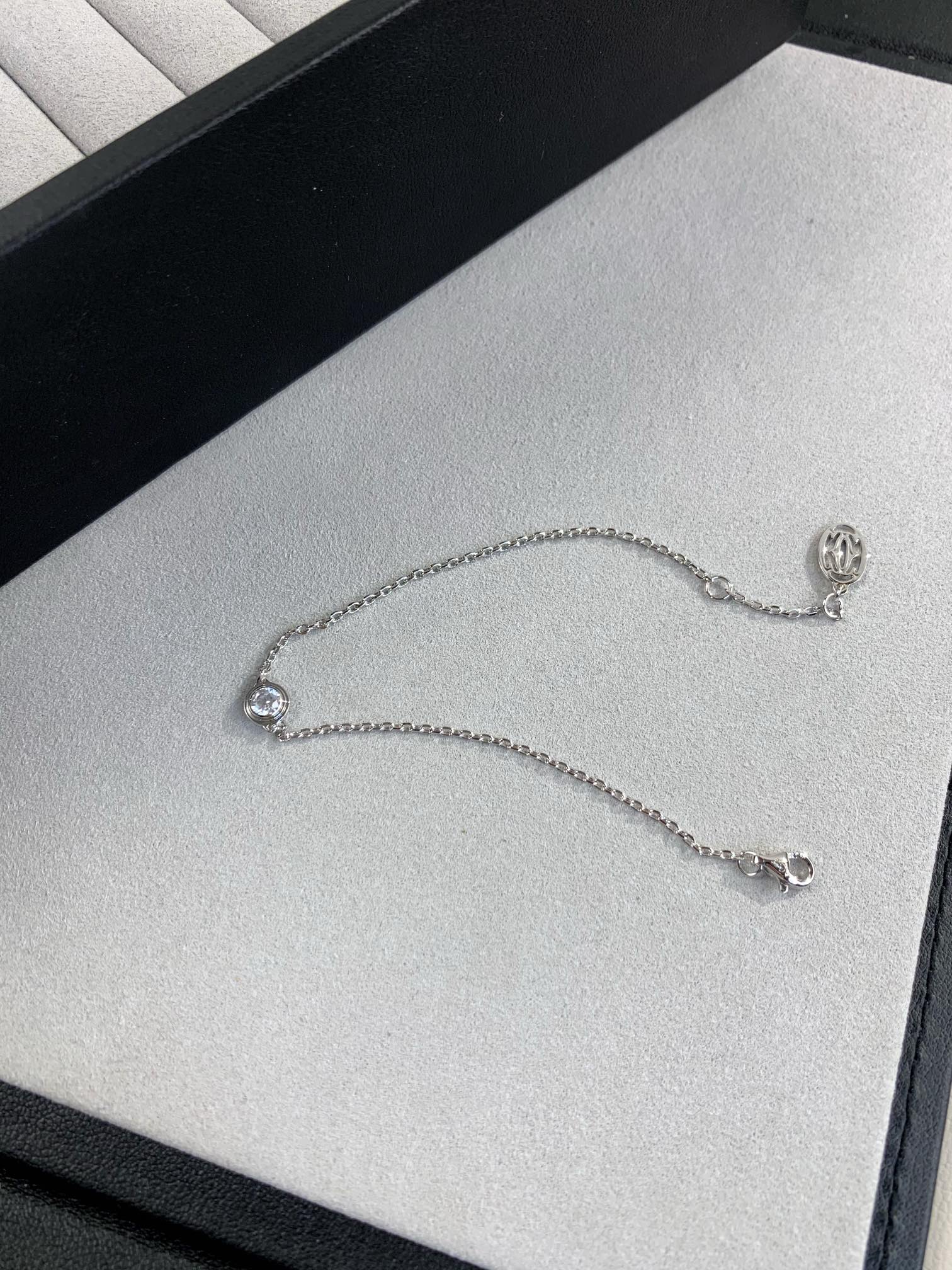 
love系列diamants legers单钻手链
俗称小飞碟单钻手链！爱啦！
🛸手链超级bling 