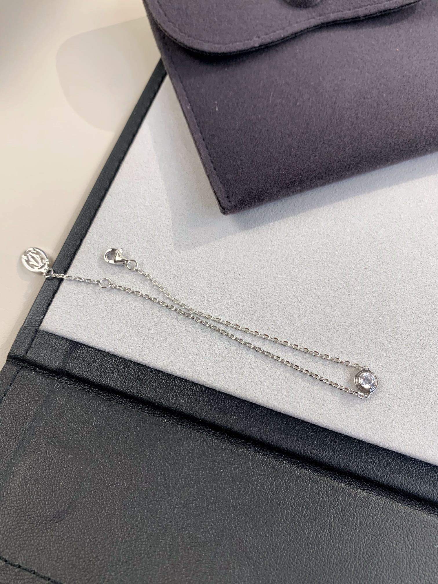 
love系列diamants legers单钻手链
俗称小飞碟单钻手链！爱啦！
🛸手链超级bling 