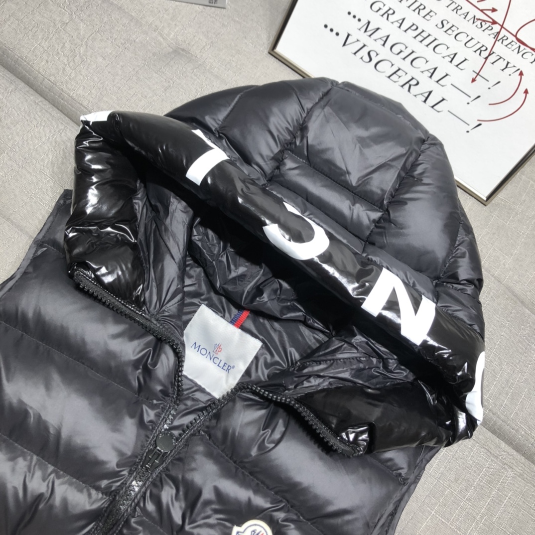 moncler/蒙口连帽字母印花男女同款羽绒马甲背心原版面尼龙面料精心制作正面胸口处装饰蒙口独具代表性的