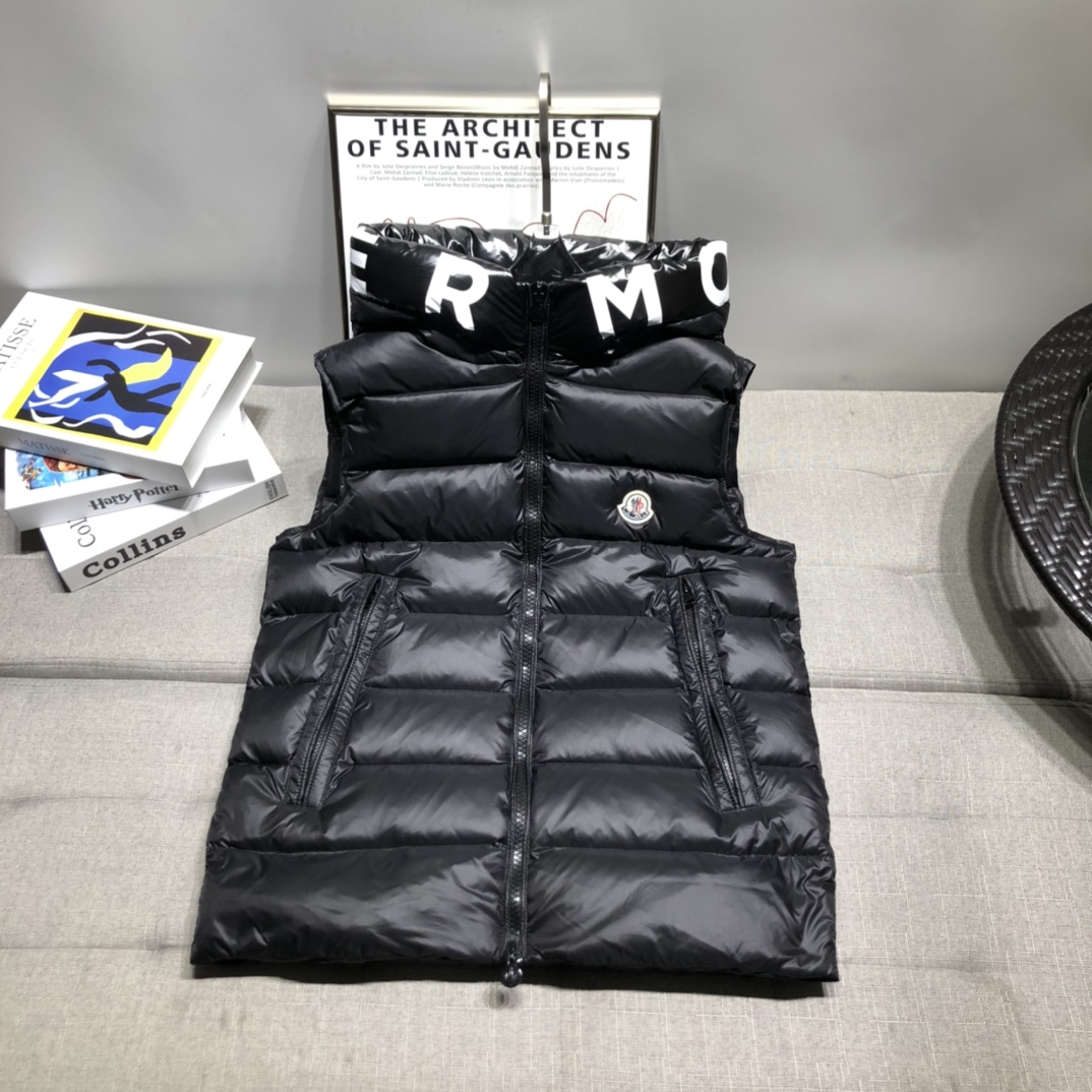 moncler/蒙口连帽字母印花男女同款羽绒马甲背心原版面尼龙面料精心制作正面胸口处装饰蒙口独具代表性的