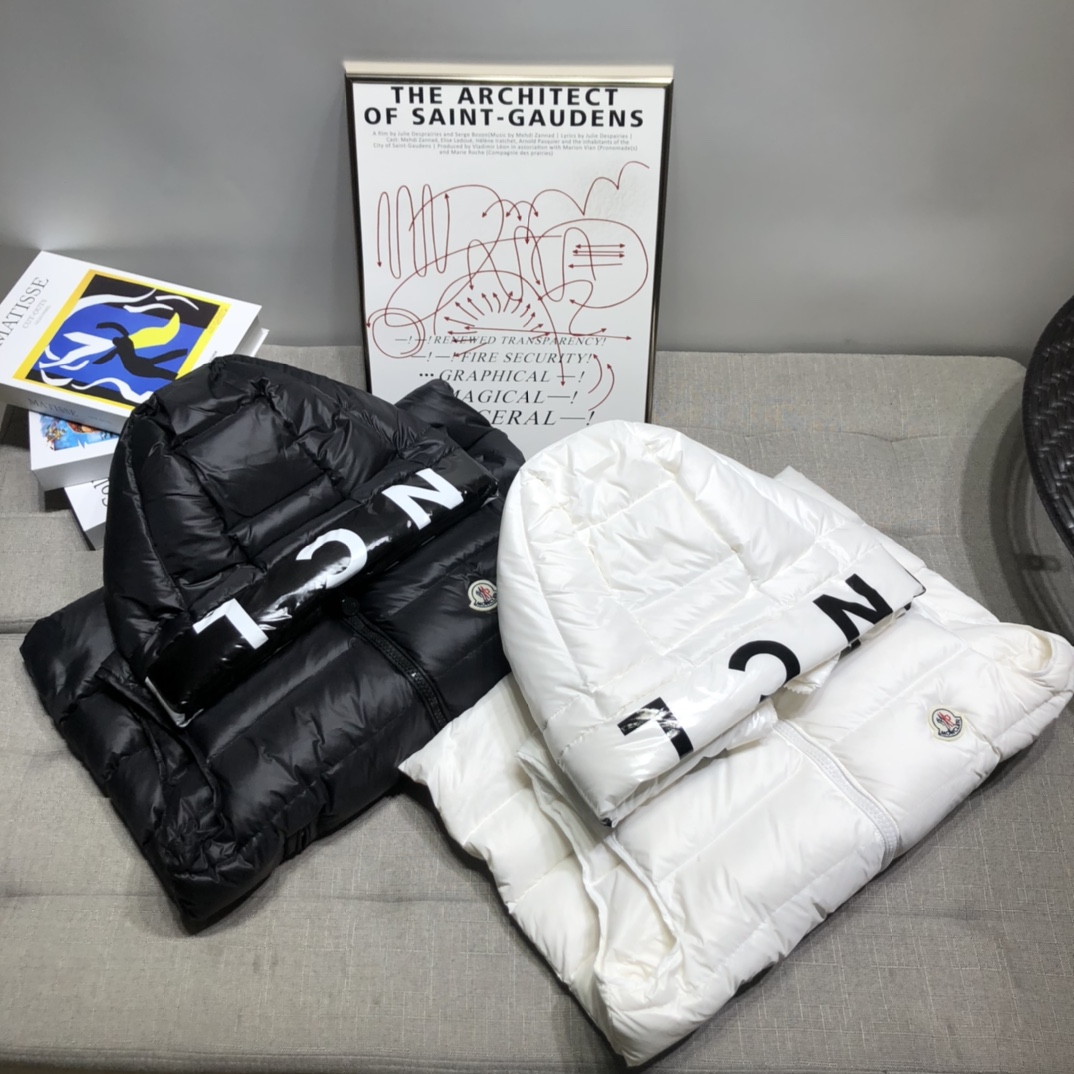 moncler/蒙口连帽字母印花男女同款羽绒马甲背心原版面尼龙面料精心制作正面胸口处装饰蒙口独具代表性的