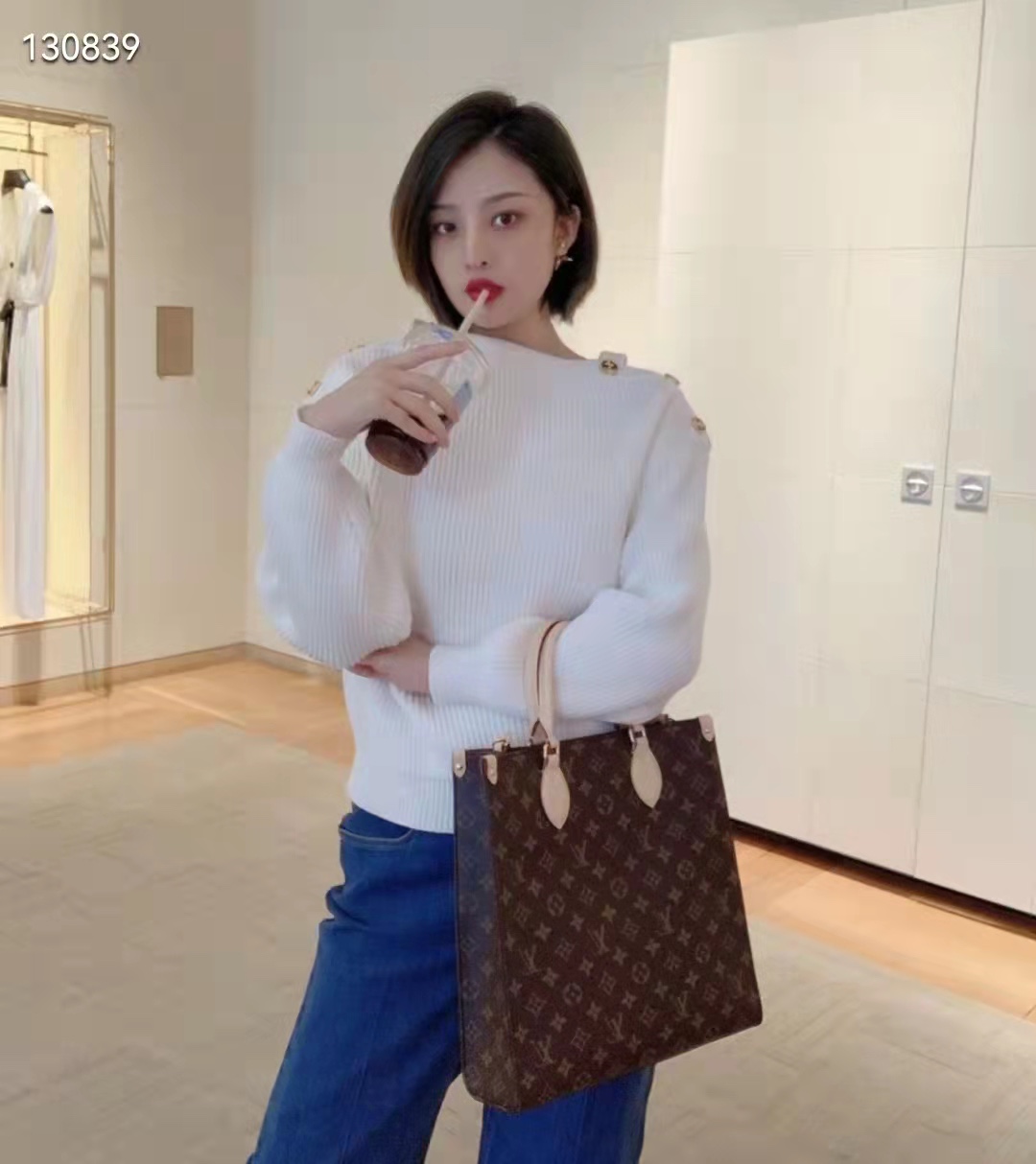 NO:176272,SAC LAT medium size handbag upper body renderings,19860909SAC LAT 中号手袋 上身效果图,,Bag