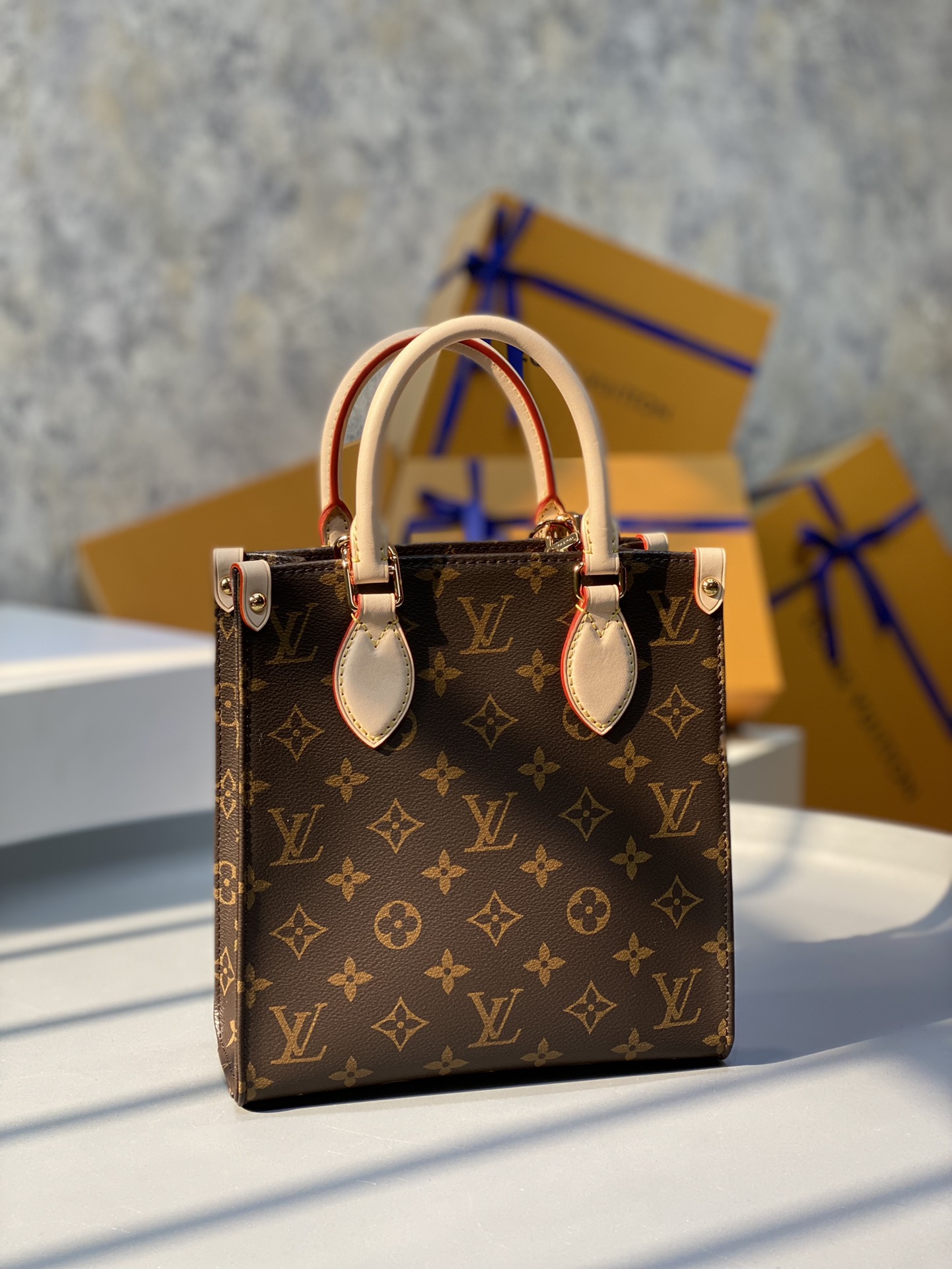 NO:176277,SAC PLAT BB Handbag M45847 Sac Plat BB Handbag Fusion Monogram Canvas and Leather Trim Reproduces the classic charm of 2019 Inner-wrapped fabric lining Louis patch and zipper bag with removable Monogram shoulder strap and rolled leather handle size21.5x22x9cm,,louis vuitton19860909SAC PLAT BB 手袋 M45847 Sac Plat BB 手袋融合 Monogram 帆布和皮革饰边 再现 年设计的经典之魅 内裹织物内衬 路易 贴饰和拉链袋 搭配可拆卸 Monogram 肩带和辊压皮革手柄 size21.5x22x9cm,,louis vuitton,Bag