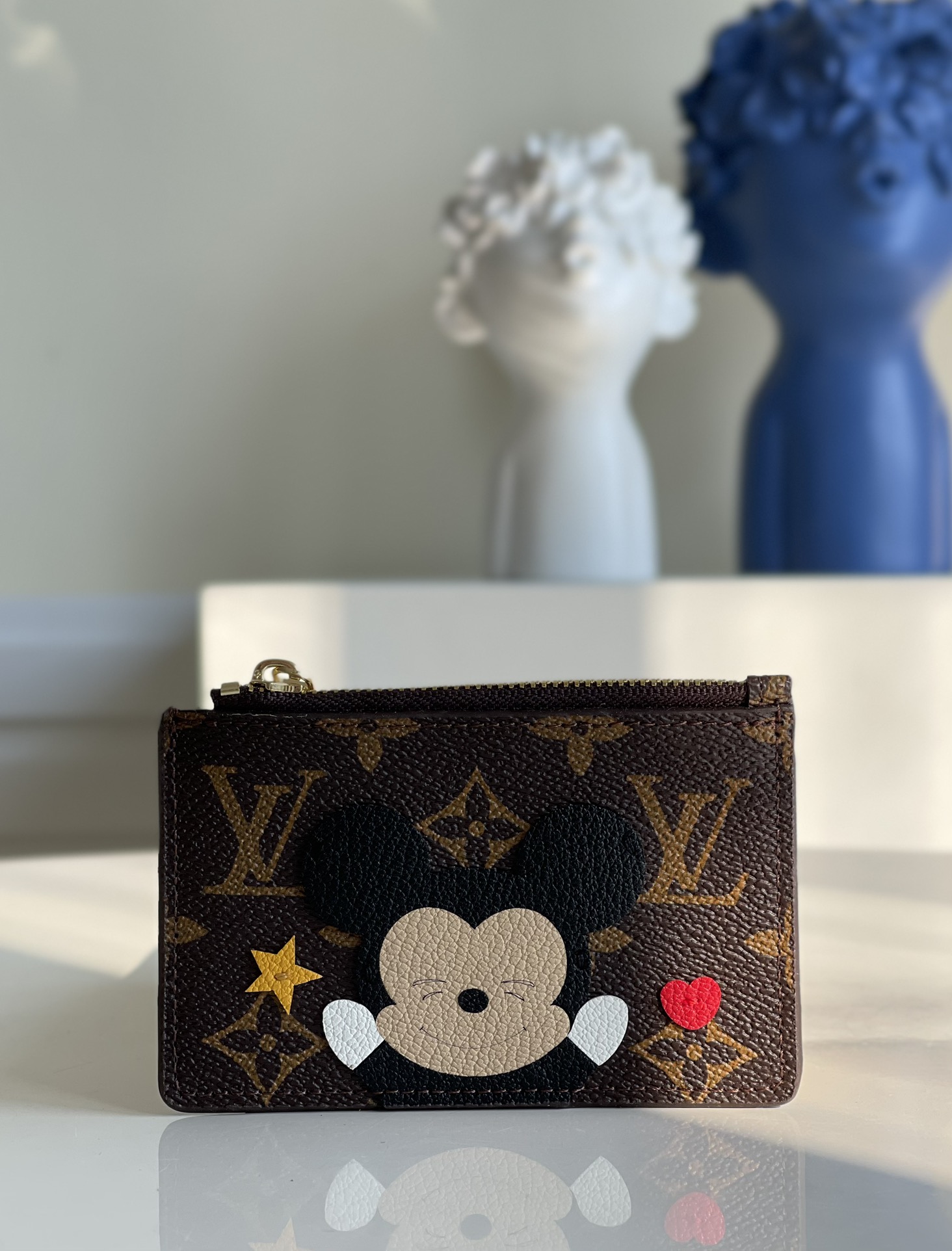 NO:397675,【Exclusive real photo Mickey Coin Wallet】 Monogram canvas card holder, simple and fashionable design, can be easily placed in clothes pockets. It has three mezzanines, which can be used to store credit cards, ride cards or business cards, etc.z. 190, LV [original leather], louis vuitton, wallets19860909【独家实拍 米奇零钱包】Monogram 帆布制卡片夹,设计简约而时髦,可轻易放入衣服口袋. 设有三个夹层,可供放置信用卡、乘车卡或名片等.z. 190,LV【原厂皮】,louis vuitton,wallets,Bag
