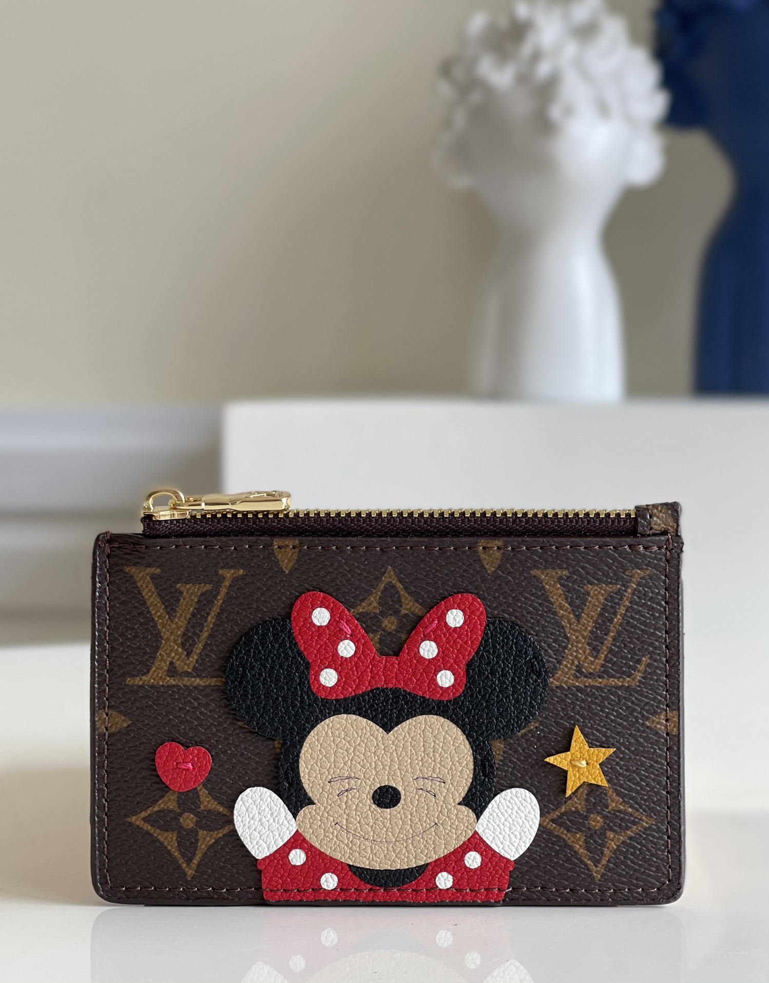 NO:397677,【Exclusive real photo Minnie Coin Wallet】 Monogram canvas card holder, simple and fashionable design, can be easily placed in clothes pockets. It has three mezzanines, which can be placed in credit cards, ride cards or business cards, etc.z. 190, LV [original leather], louis vuitton, wallets19860909【独家实拍 米妮零钱包】Monogram 帆布制卡片夹,设计简约而时髦,可轻易放入衣服口袋. 设有三个夹层,可供放置信用卡、乘车卡或名片等.z. 190,LV【原厂皮】,louis vuitton,wallets,Bag