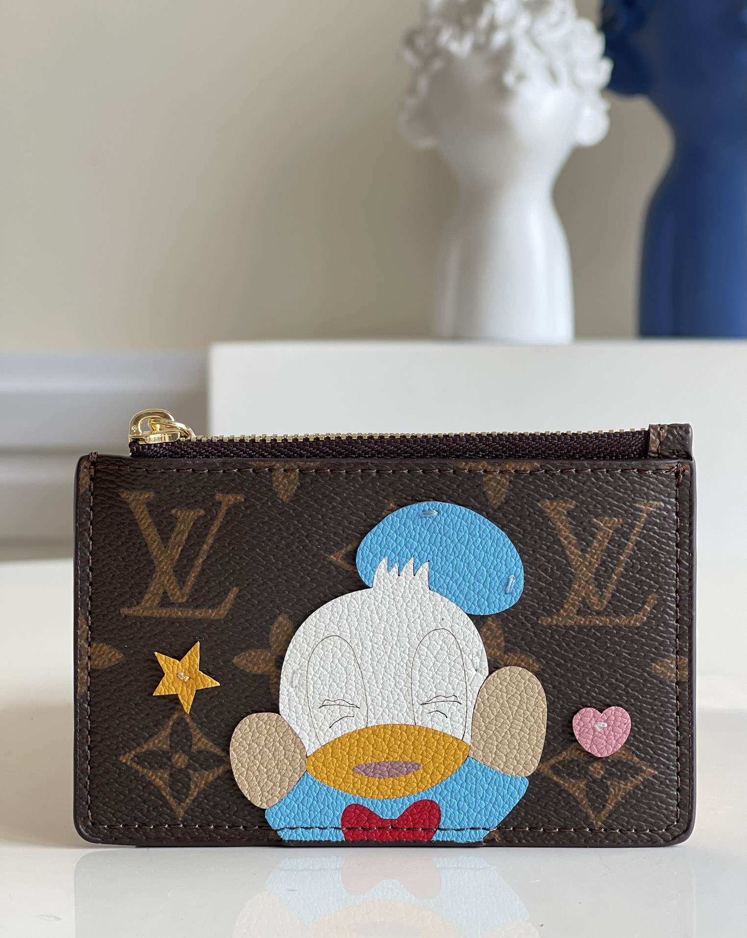 NO:397679,[Exclusive real photo Donald Duck Coin Wallet] Monogram canvas card holder, simple and fashionable design, can be easily placed in clothes pockets. It has three mezzanines, which can be placed with credit cards, ride cards or business cards.z. 190, LV [original leather], louis vuitton, wallets19860909【独家实拍 唐老鸭零钱包】Monogram 帆布制卡片夹,设计简约而时髦,可轻易放入衣服口袋. 设有三个夹层,可供放置信用卡、乘车卡或名片等.z. 190,LV【原厂皮】,louis vuitton,wallets,Bag