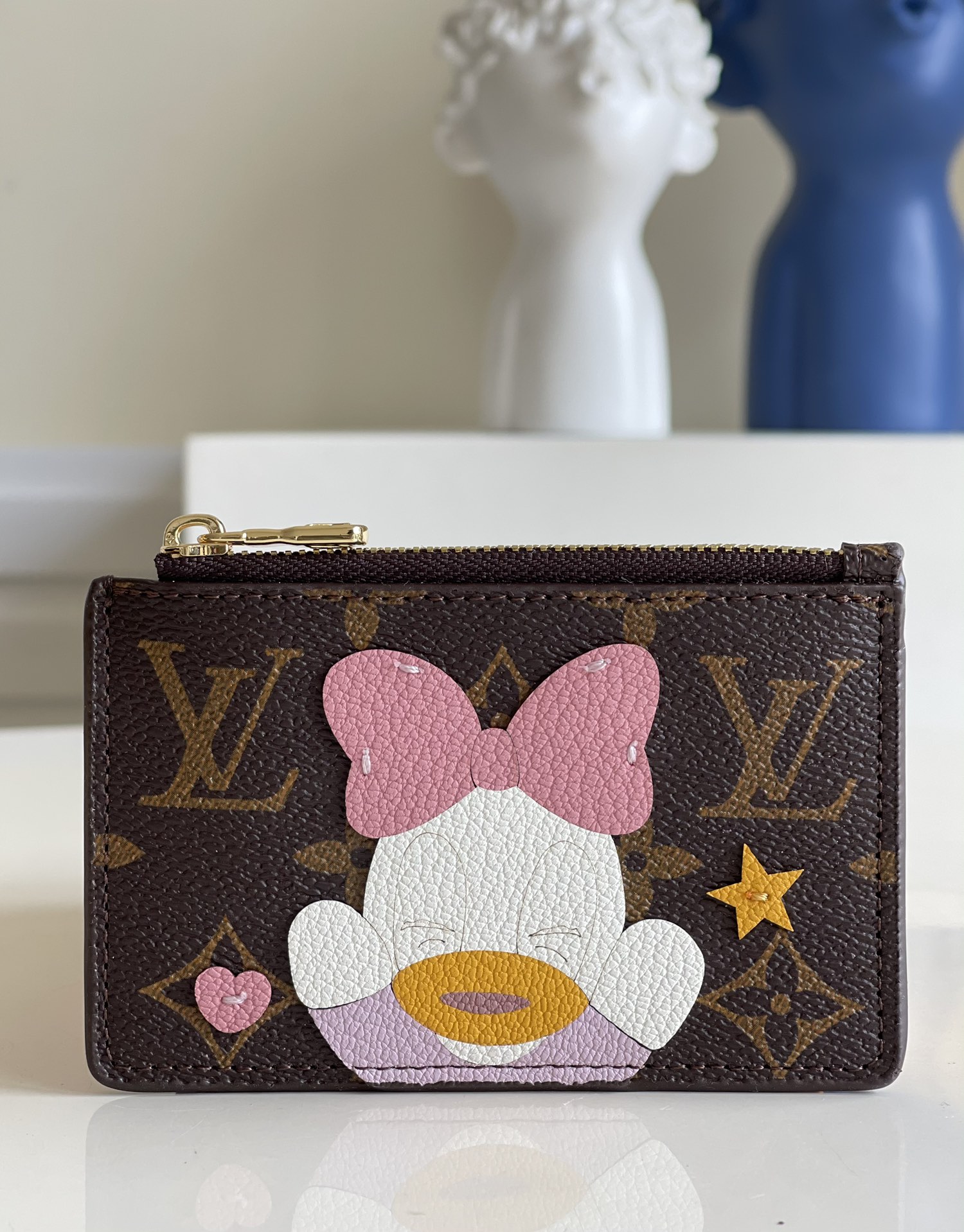 NO:397681,【Exclusive real photo Daisy coin wallet】 Monogram canvas card holder, simple and fashionable design, can be easily placed in clothes pockets. It has three mezzanines, which can be used to store credit cards, ride cards or business cards, etc.z. 190, LV [original leather], louis vuitton, wallets19860909【独家实拍 黛西零钱包】Monogram 帆布制卡片夹,设计简约而时髦,可轻易放入衣服口袋. 设有三个夹层,可供放置信用卡、乘车卡或名片等.z. 190,LV【原厂皮】,louis vuitton,wallets,Bag