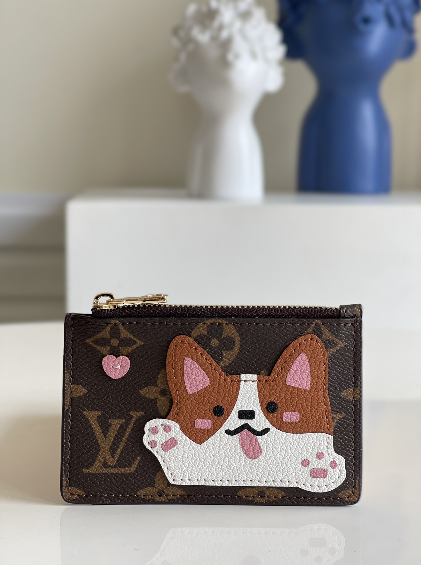 NO:397685,【Exclusive real photo of the presbyterian corgi coin wallet】 Monogram canvas card holder, simple and fashionable design, can be easily placed in the clothes pocket. It has three mezzanines, which can be placed on credit cards, ride cards or business cards, etc.z. 190, LV [original leather], louis vuitton, wallets19860909【独家实拍 老花柯基零钱包】Monogram 帆布制卡片夹,设计简约而时髦,可轻易放入衣服口袋. 设有三个夹层,可供放置信用卡、乘车卡或名片等.z. 190,LV【原厂皮】,louis vuitton,wallets,Bag