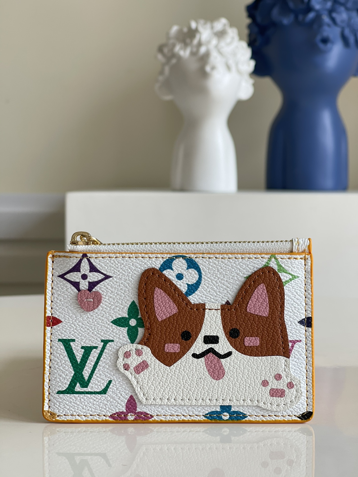 NO:397668,【Exclusive real photo of White Color Corgi Coin Wallet】 Monogram canvas card holder, simple and fashionable design, can be easily placed in clothes pockets. It has three mezzanines, which can be placed on credit cards, ride cards or business cards, etc.z. 190, LV [original leather], louis vuitton, wallets19860909【独家实拍 白彩柯基零钱包】Monogram 帆布制卡片夹,设计简约而时髦,可轻易放入衣服口袋. 设有三个夹层,可供放置信用卡、乘车卡或名片等.z. 190,LV【原厂皮】,louis vuitton,wallets,Bag