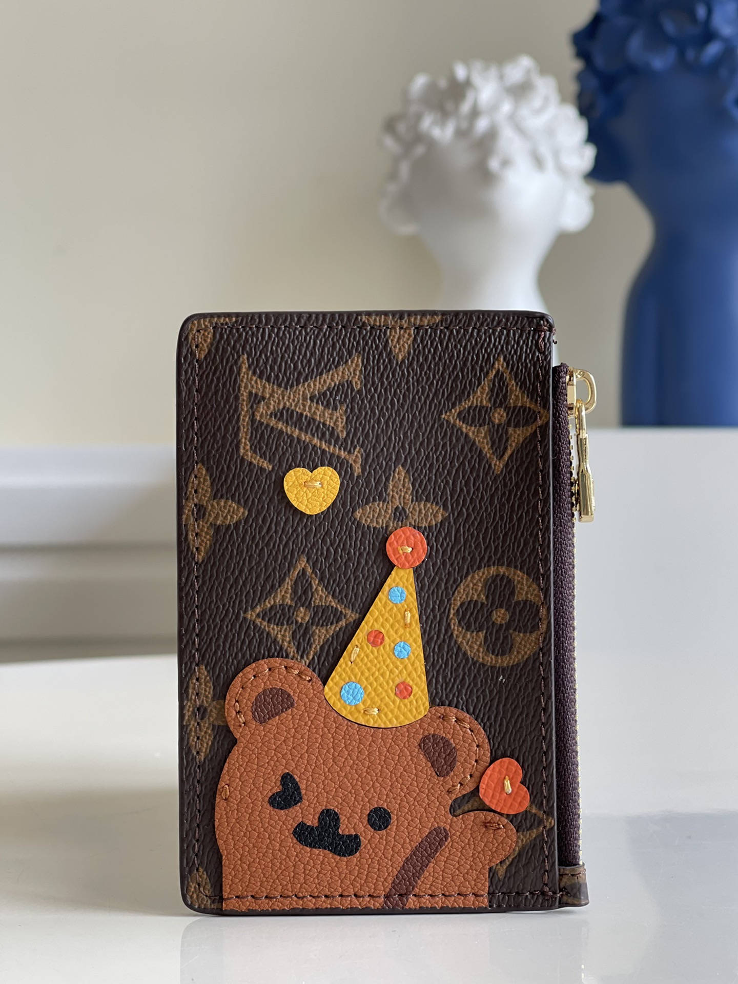 NO:397670,【Exclusive real photo of the presbyterian bear coin wallet】 Monogram canvas card holder, simple and fashionable design, can be easily placed in the clothes pocket. It has three mezzanines, which can be placed in credit cards, ride cards or business cards, etc.z. 190, LV [original leather], louis vuitton, wallets19860909【独家实拍 老花小熊零钱包】Monogram 帆布制卡片夹,设计简约而时髦,可轻易放入衣服口袋. 设有三个夹层,可供放置信用卡、乘车卡或名片等.z. 190,LV【原厂皮】,louis vuitton,wallets,Bag