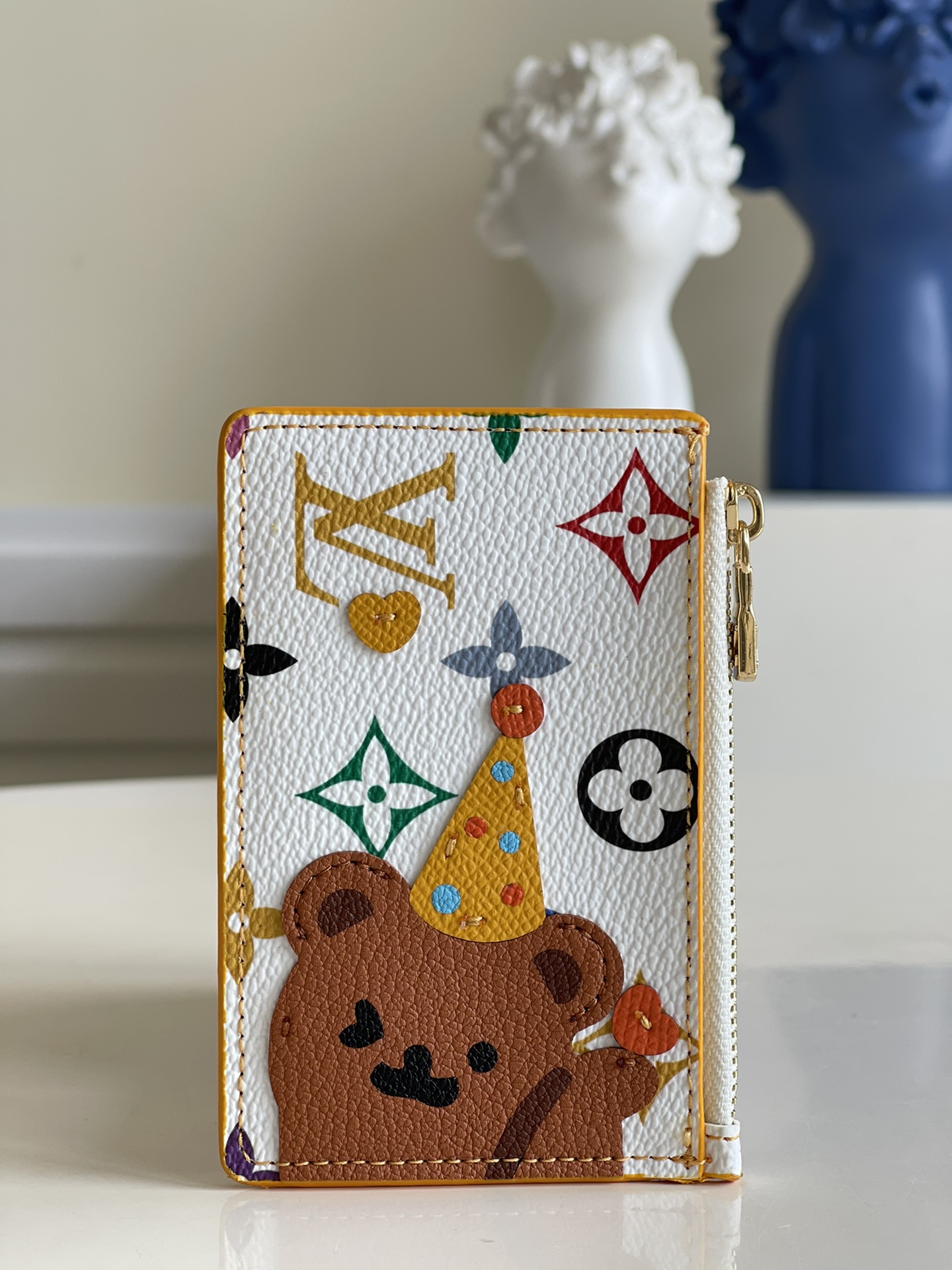 NO:397672,【Exclusive real photo of Baicai Little Bear Coin Wallet】 Monogram canvas card holder, simple and fashionable design, can be easily placed in clothes pockets. It has three mezzanines, which can be placed with credit cards, ride cards or business cards, etc.z. 190, LV [original leather], louis vuitton, wallets19860909【独家实拍 白彩小熊零钱包】Monogram 帆布制卡片夹,设计简约而时髦,可轻易放入衣服口袋. 设有三个夹层,可供放置信用卡、乘车卡或名片等.z. 190,LV【原厂皮】,louis vuitton,wallets,Bag