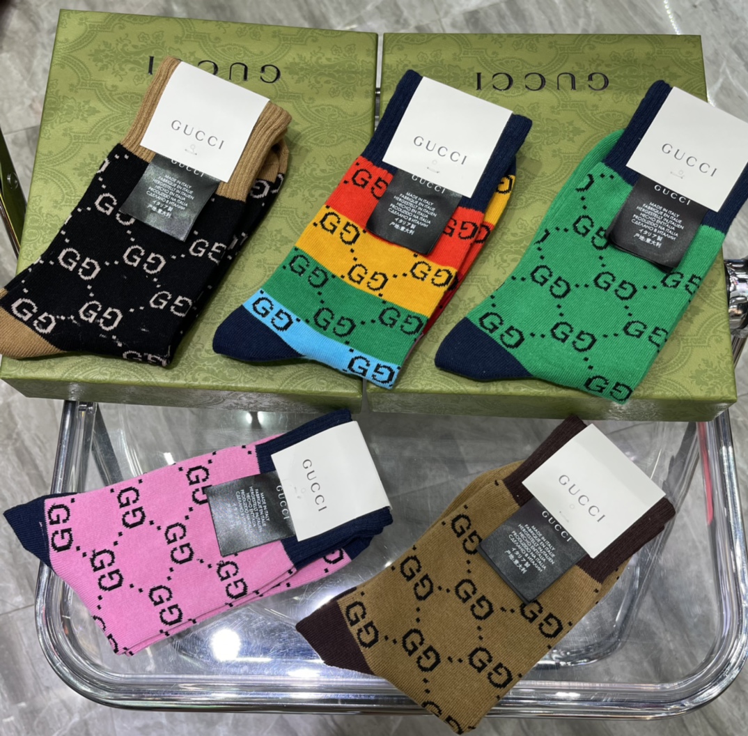 💛配专柜包装
GUCCI（古驰）新款中长款堆堆袜袜子！一盒五双，专柜同步筒袜袜子，💛大牌出街，潮人必备。