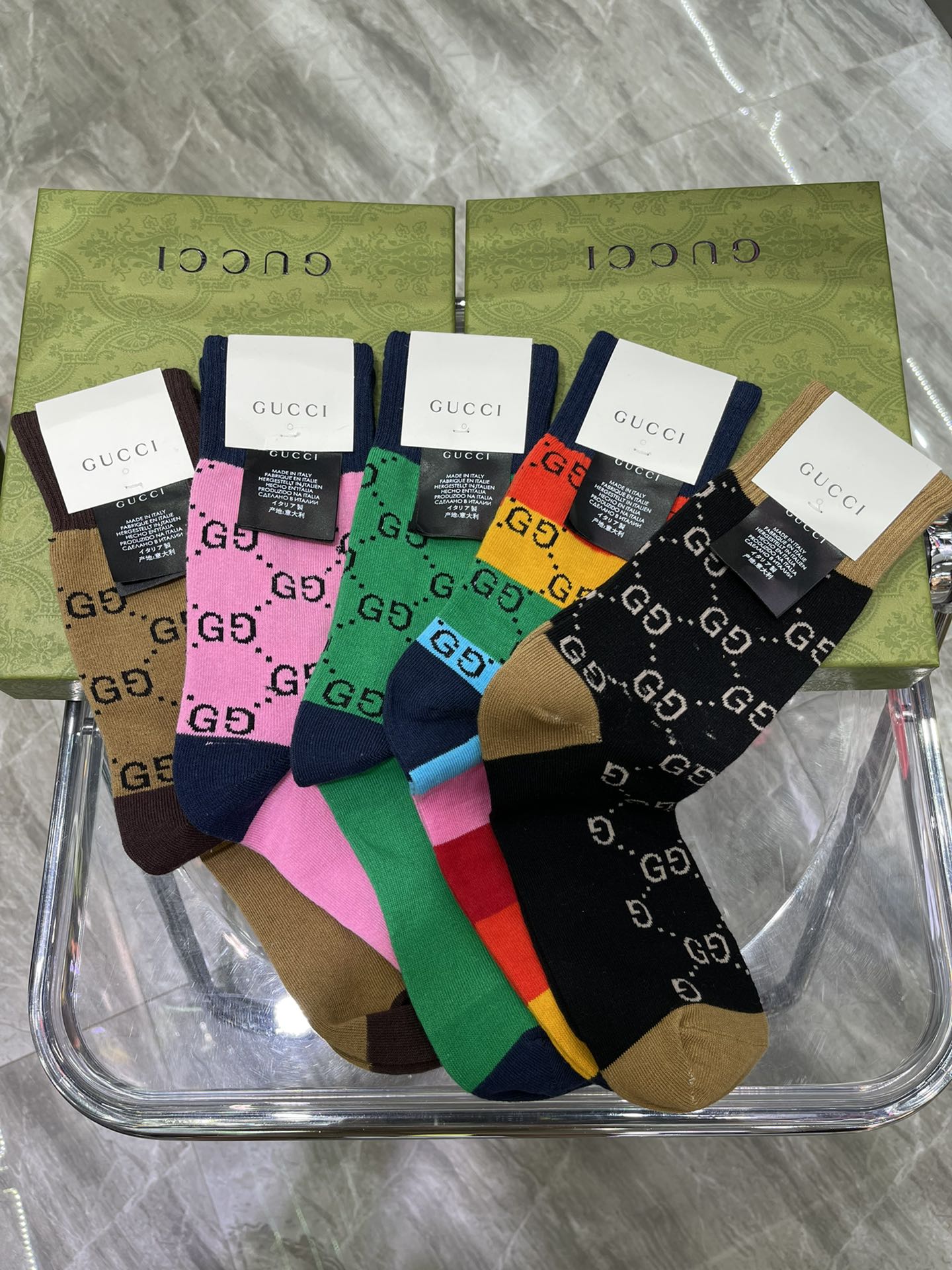 💛配专柜包装
GUCCI（古驰）新款中长款堆堆袜袜子！一盒五双，专柜同步筒袜袜子，💛大牌出街，潮人必备。