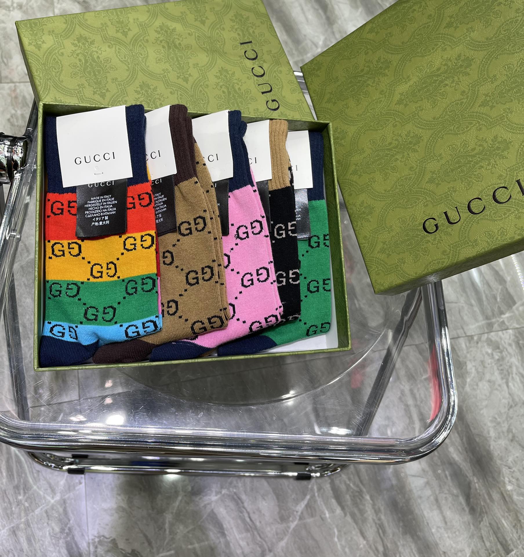 💛配专柜包装
GUCCI（古驰）新款中长款堆堆袜袜子！一盒五双，专柜同步筒袜袜子，💛大牌出街，潮人必备。