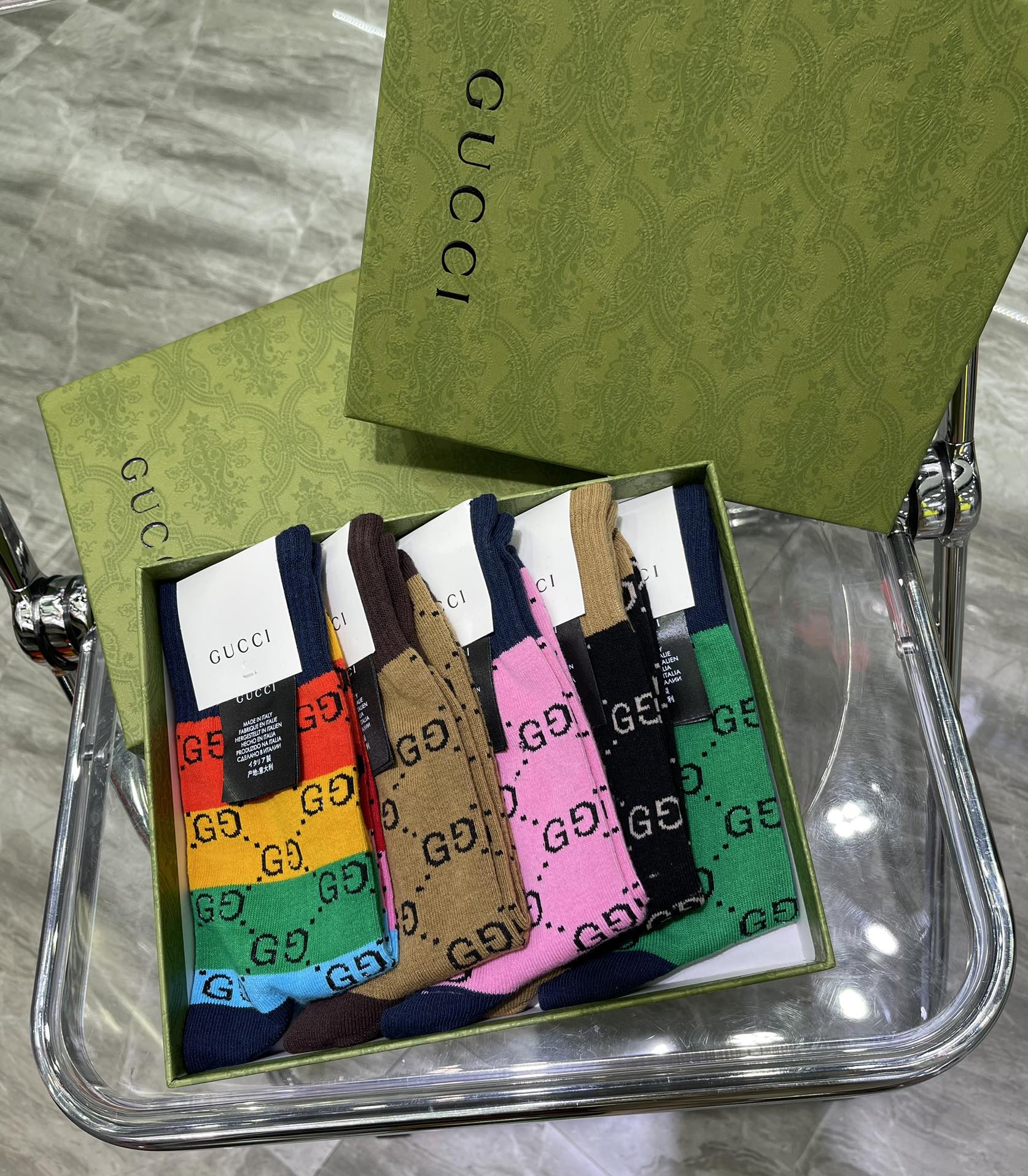 💛配专柜包装
GUCCI（古驰）新款中长款堆堆袜袜子！一盒五双，专柜同步筒袜袜子，💛大牌出街，潮人必备。
