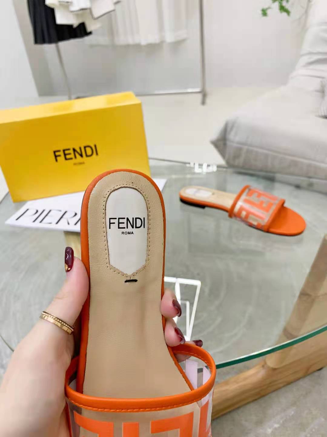 p150爆款 FENDI 芬迪凉鞋. 3D打印.  上脚舒服柔软.羊皮垫脚.九色任选. 35－42，真皮底+30