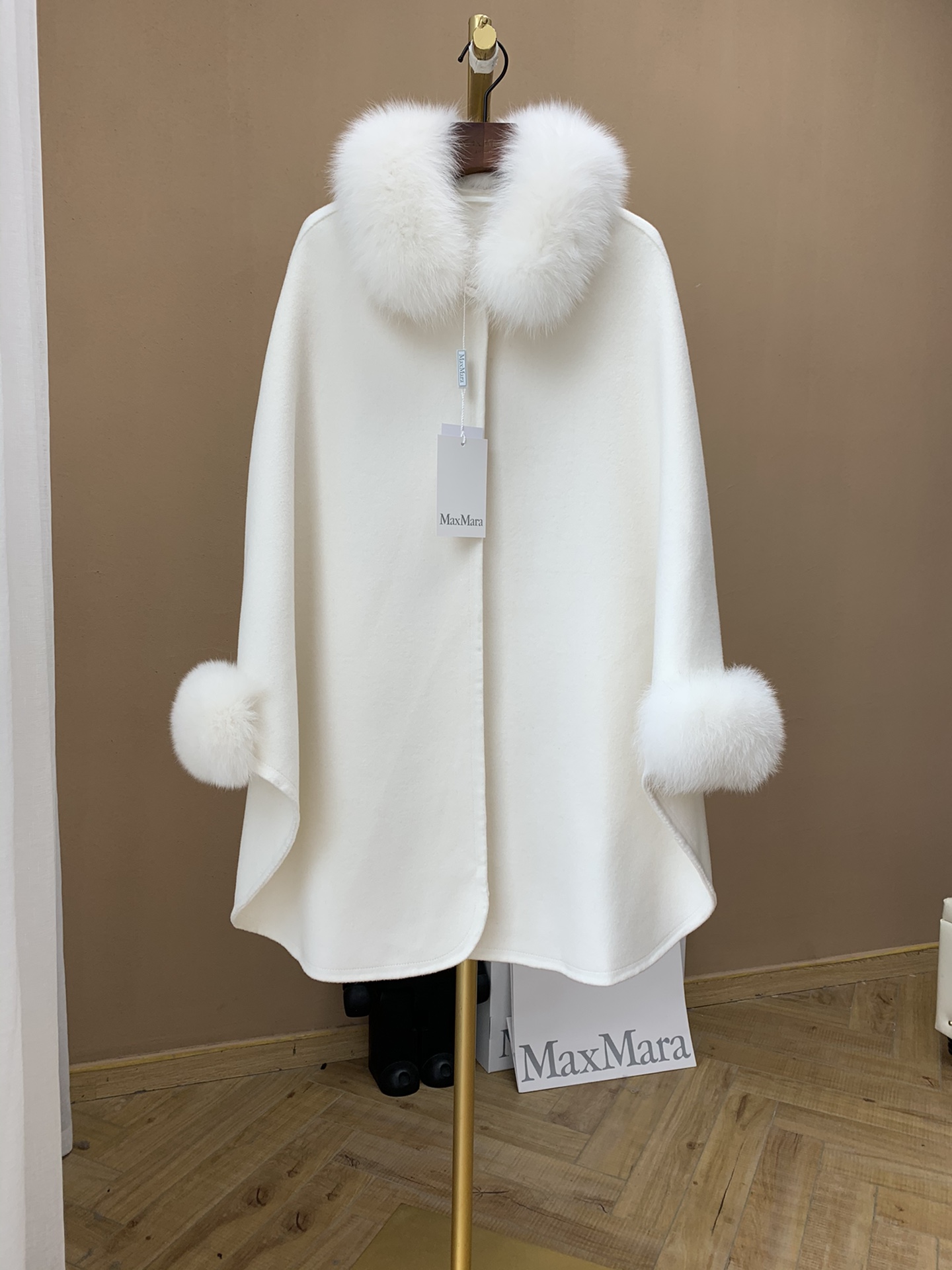 NO:636116,Maxmara-Fox fur cloak style cashmere with white fox fur, a style that is gentle and full of atmosphere!  ,women's clothing,alexander wang19860909Maxmara-狐狸毛斗篷款 羊绒 配白狐狸毛 温柔希氛围感十足的一个款！,女装,alexander wang,Women's clothing