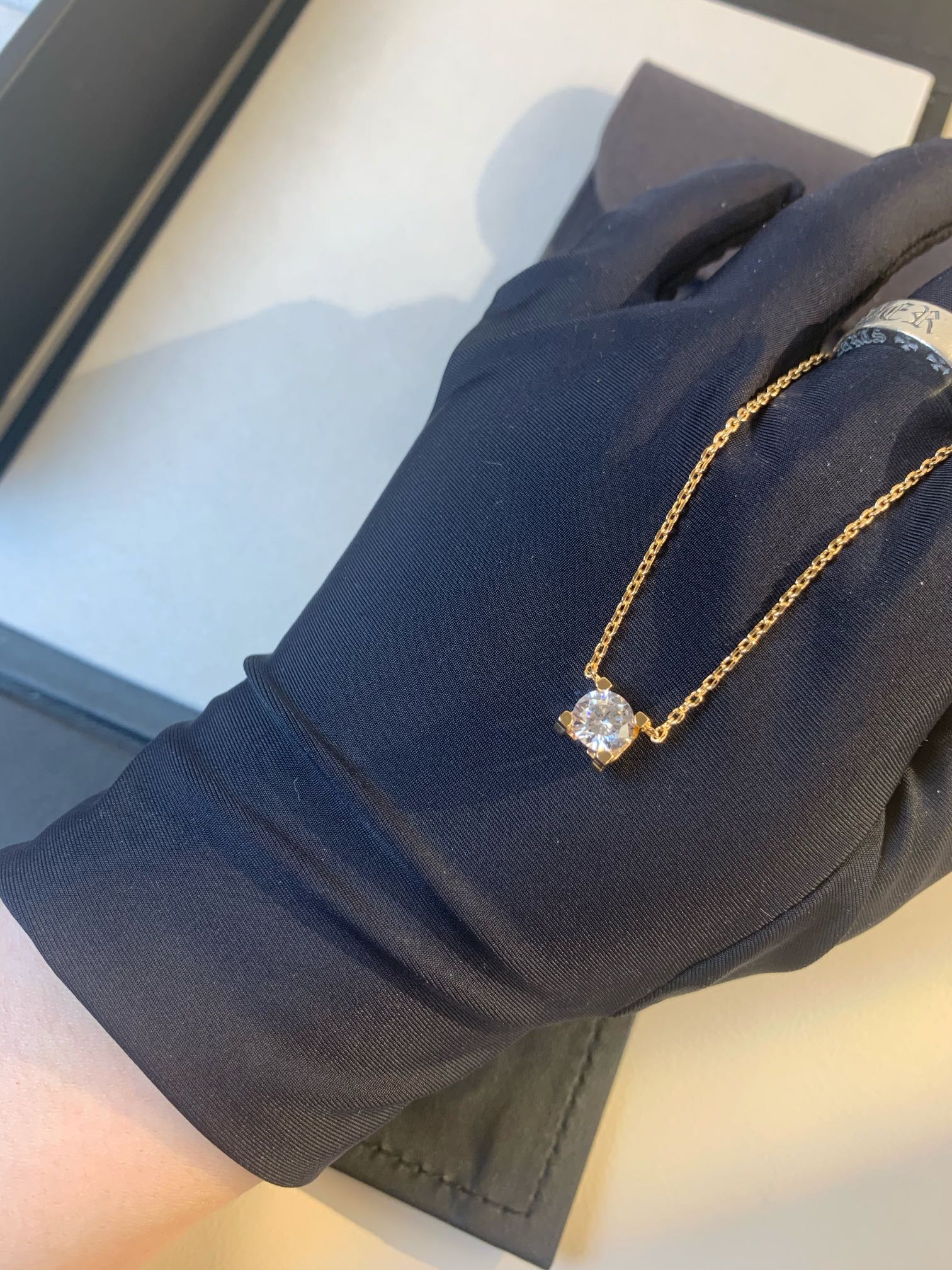 批发价💰135
牛头项链CNC精雕工艺 媲美钻石的仿真钻
克拉钻项链选怎样的款式会更显钻
💞克拉钻项链首选款式--牛头角项链
✅整颗钻石成为了亮点,超级显钻!
前面.侧面.正面.后面都能显露出钻石的华丽
✅经典镶口,爪粗镶嵌够牢固,钻石不易
松动,不用担心容易掉石🤗
✅款式简单不复杂,更显大气奢华💎✨✨