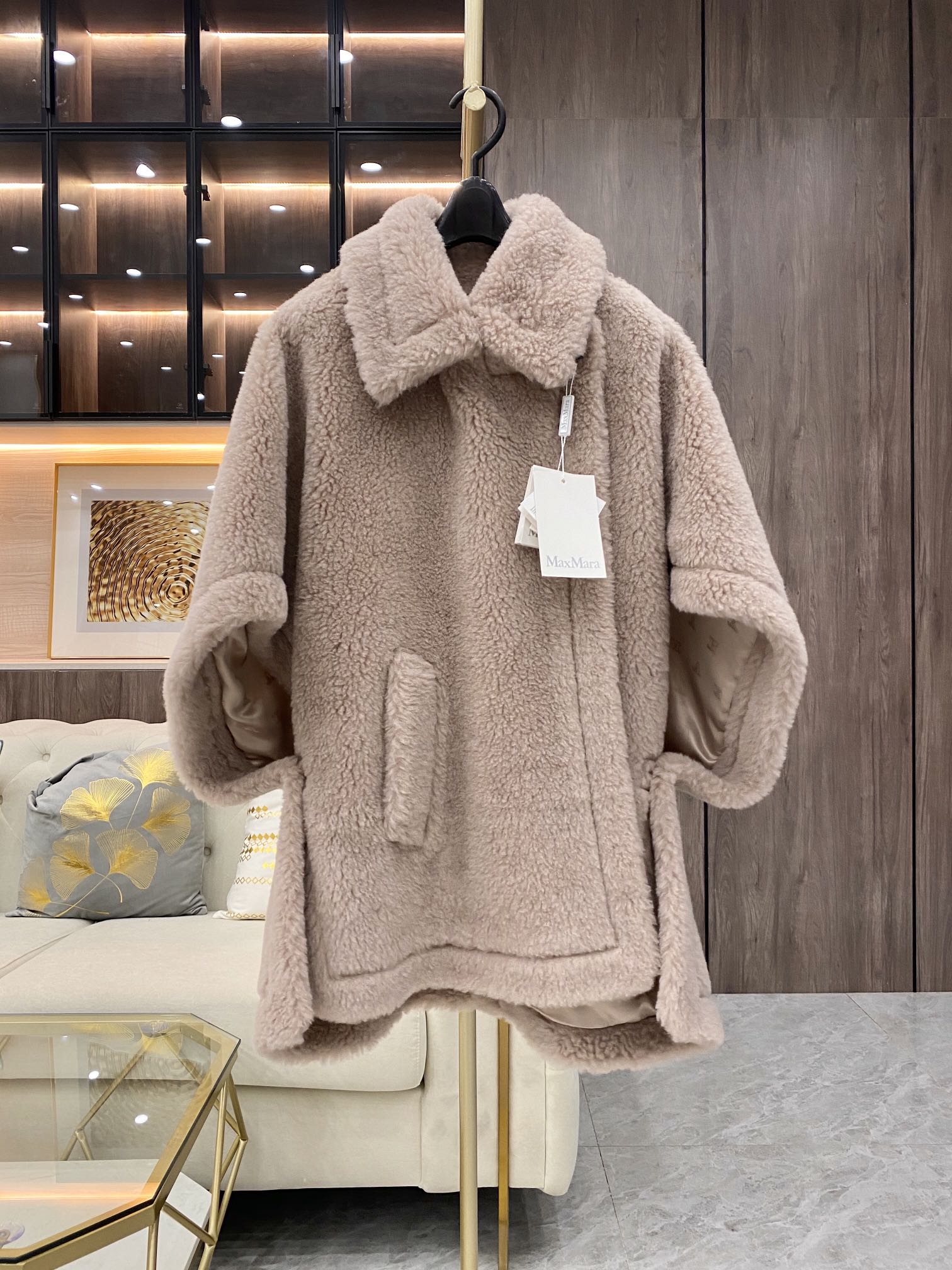 NO:637337,Max Mara Teddy Cape (Sand Brown) 'Are you bitten into pieces?' New autumn and winter Teddy Cape is so cute that it is online. Cuteness and elegance coexist, fairy spirit and gentleness blend together. This must be your favorite perfect teddy in autumn and winter, Max Mara-clothing, alexander wang19860909Max mara 泰迪斗篷（沙茶色） “你是不是咬碎了的可爱” 秋冬新款 泰迪斗篷 可爱到上线 可爱与优雅并存,仙气和温柔相融 这一定是你在秋冬,最爱不释手的一件完美泰迪,麦丝玛拉-服装,alexander wang,Women's clothing