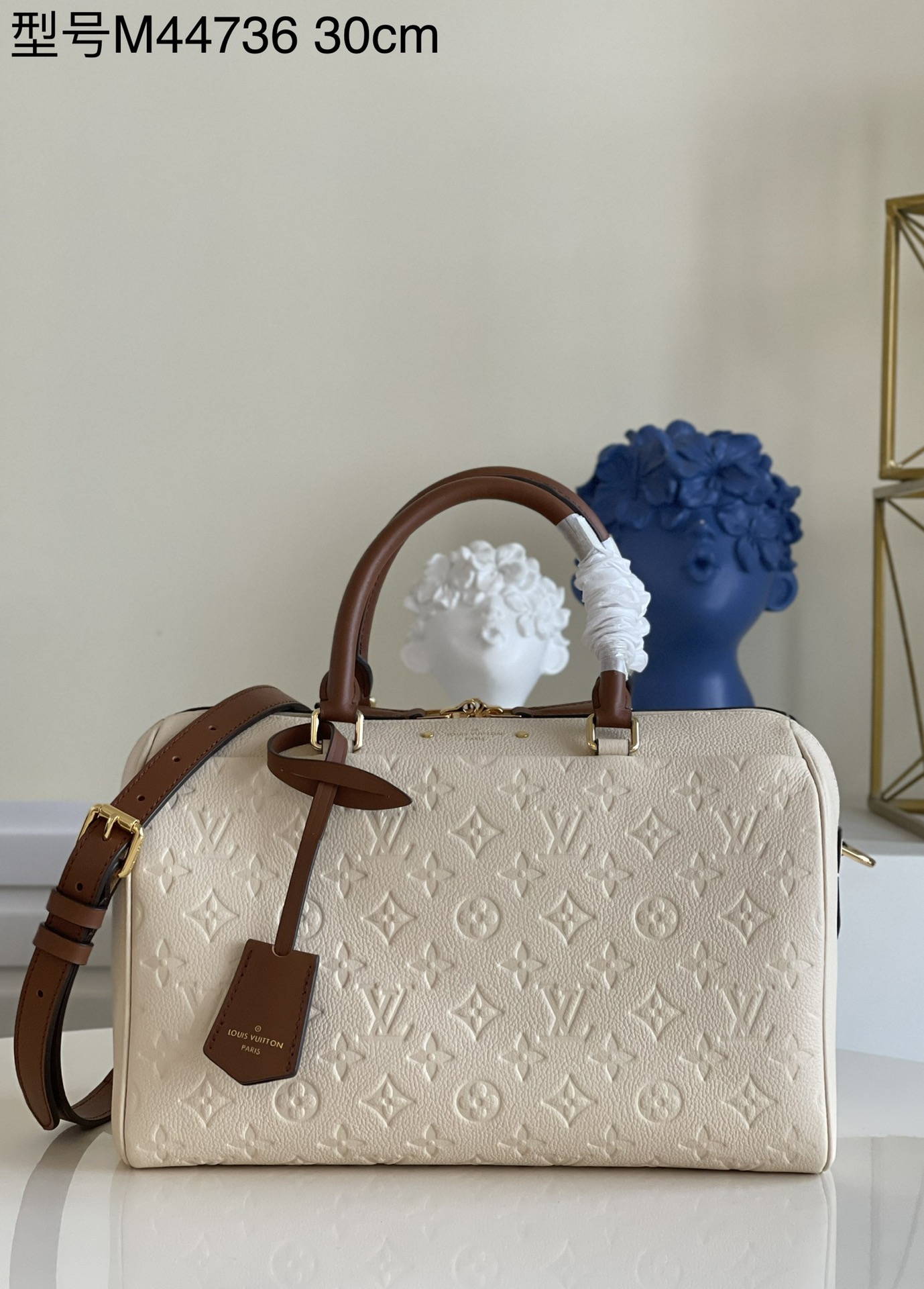 NO:397684,【Exclusive real-life M44736 Large】White unique shape and leather handle. This handbag has a large number of loyal fans around the world. Designed for travelers of the age (thank the era of rapid change in the name of Speedy), the strap is designed for shoulder or crossbody. Today's Speedy 30 is a perfect urban bag - soft, lightweight, and always fashionable. A new interpretation of the brand's iconic design, made of Empreinte embossed leather, is born for fashionable ladies, and is elegance forever. 30X23X19cm J., LV [original leather], louis vuitton19860909【独家实拍M44736 大号】白色独特的造型与皮革手柄.此款手袋在全球范围拥有大批忠实拥簇.为年代的旅行者而设计（以Speedy之名向那个急剧变革的年代致敬）,包带设计可供肩背或斜挎.如今的Speedy 30是一款完美的都市包袋—柔软、轻质、永远时尚.对品牌标志性设计的全新诠释,以Empreinte压纹皮革制成,为时尚女士而生,优雅永存.30X23X19cm J.,LV【原厂皮】,louis vuitton,Bag