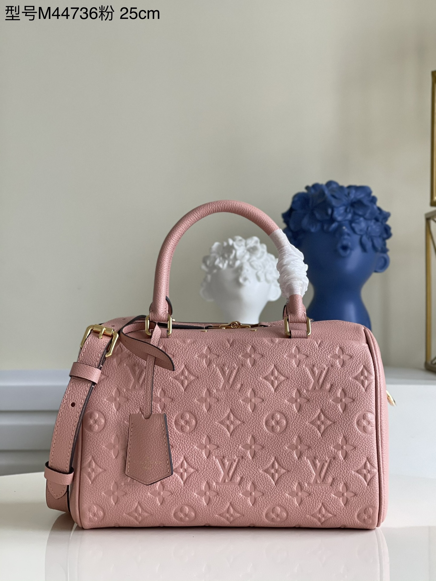 NO:397686,【Exclusive real photo M44736 small】White unique shape and leather handle. This handbag has a large number of loyal fans around the world. Designed for travelers of the age (thank the era of rapid change in the name of Speedy), the strap is designed for shoulder or crossbody. Today's Speedy 25 is a perfect urban bag - soft, lightweight, and always fashionable. A new interpretation of the brand's iconic design, made of Empreinte embossed leather, is born for fashionable ladies, elegance forever. 25.0 x 19.0 x 17.0 cm J.,LV [original leather],louis vuitton19860909【独家实拍M44736 小号】白色独特的造型与皮革手柄.此款手袋在全球范围拥有大批忠实拥簇.为年代的旅行者而设计（以Speedy之名向那个急剧变革的年代致敬）,包带设计可供肩背或斜挎.如今的Speedy 25是一款完美的都市包袋—柔软、轻质、永远时尚.对品牌标志性设计的全新诠释,以Empreinte压纹皮革制成,为时尚女士而生,优雅永存.25.0 x 19.0 x 17.0 cm J.,LV【原厂皮】,louis vuitton,Bag